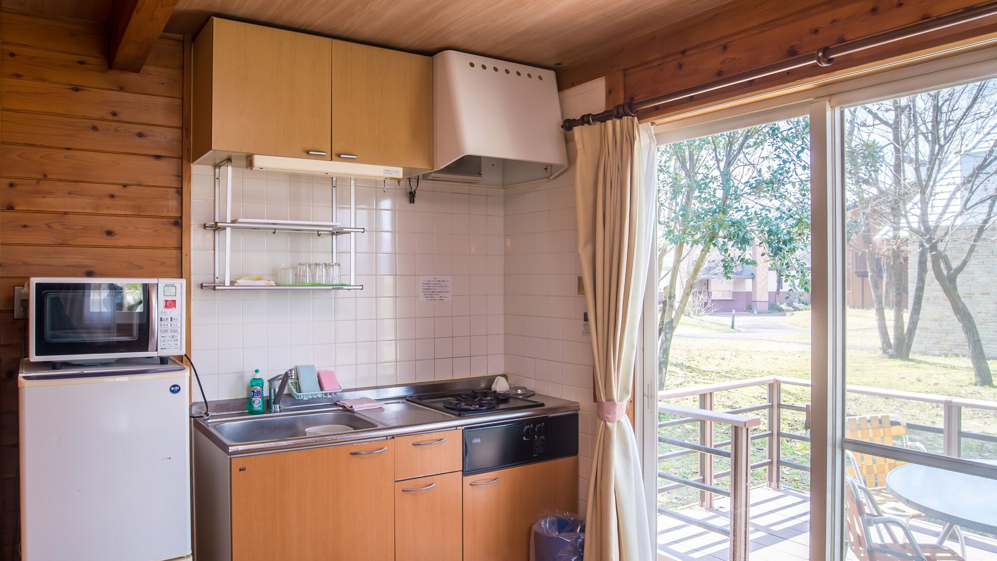 *[Cottage kitchen] A refrigerator, rice cooker, cooking utensils, and dishes are also provided.