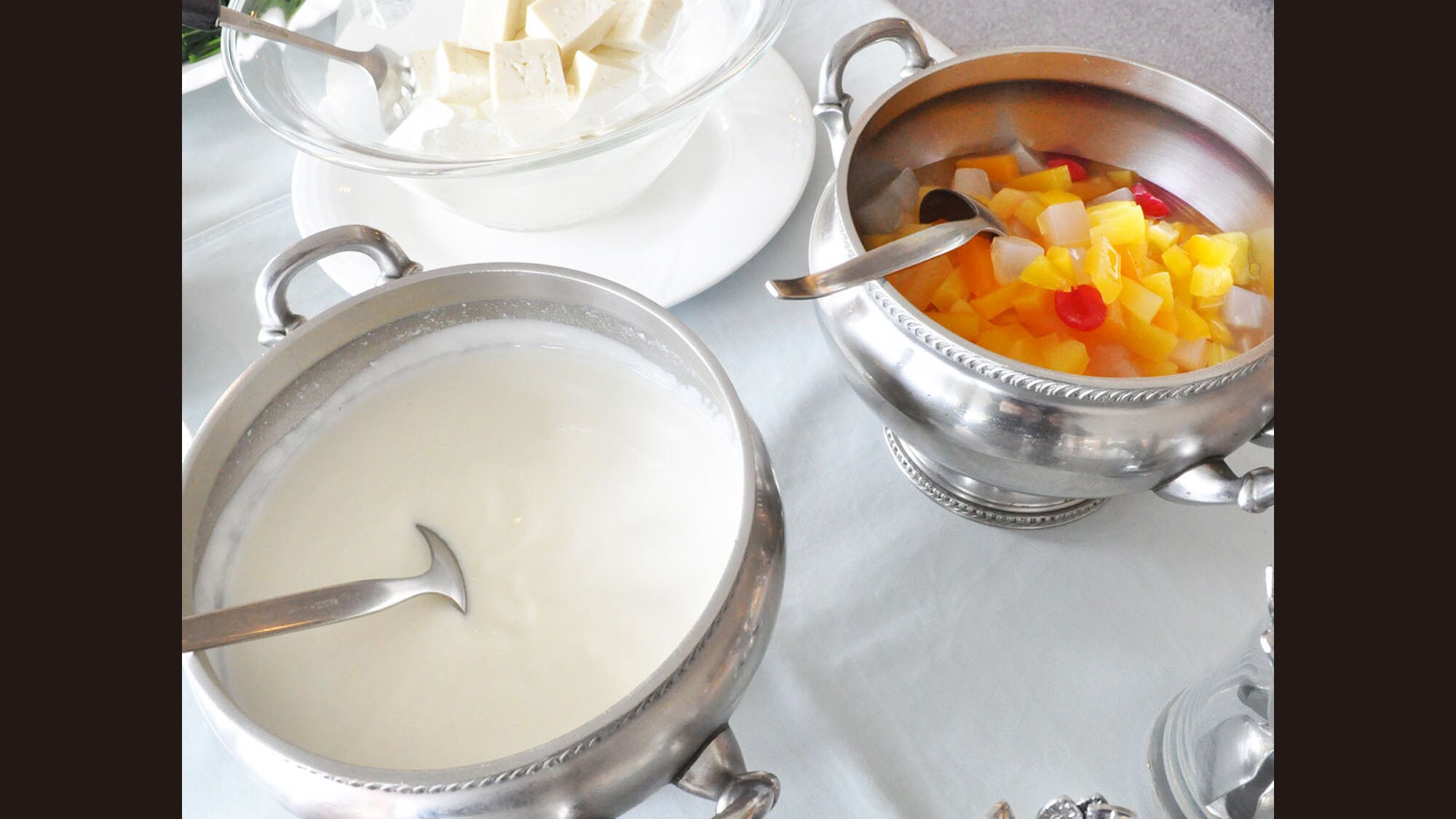 [Breakfast] Yogurt and fruits are also available.