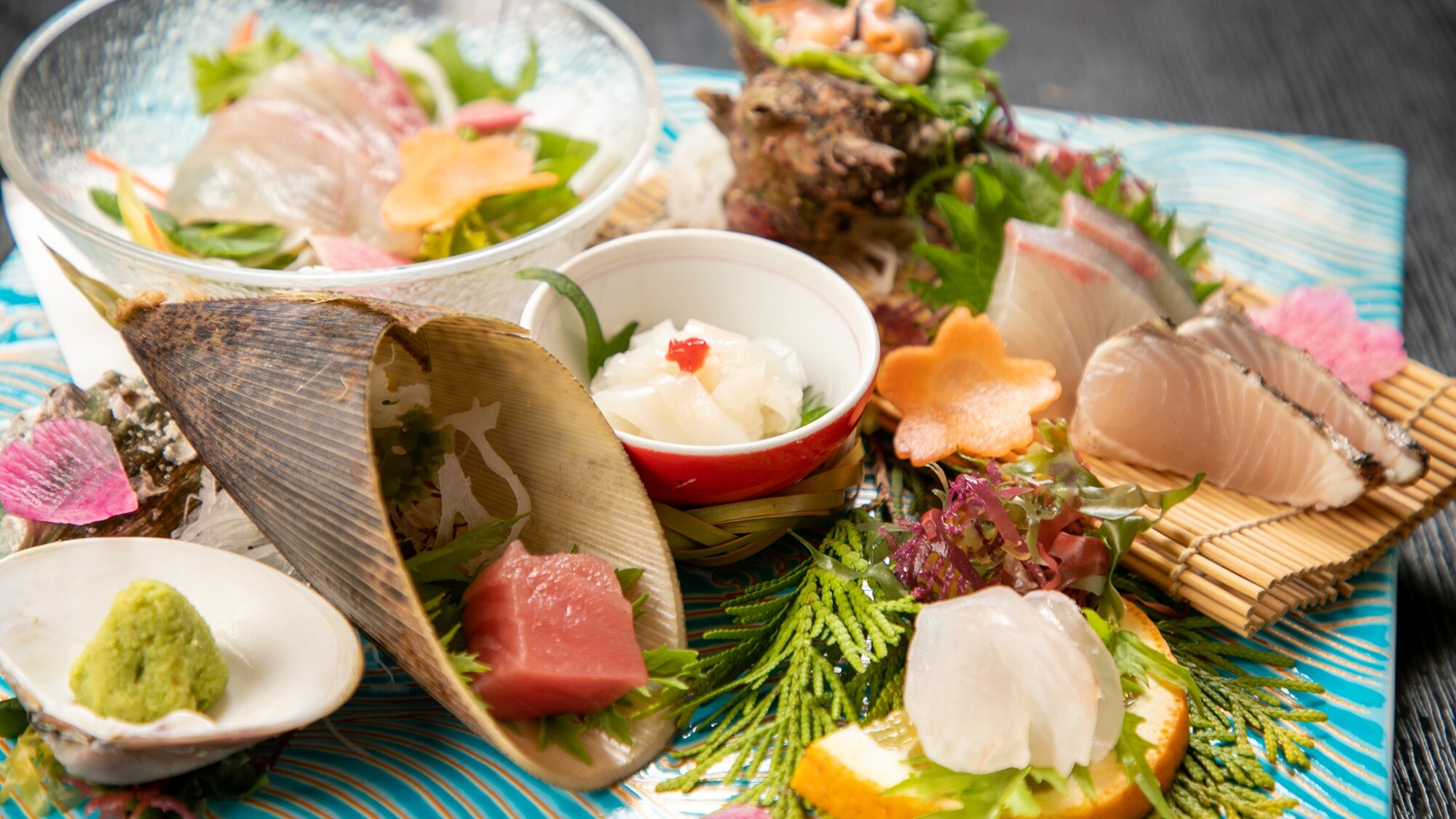 [Kaiseki Dasar - Gambar Piring Sashimi] Satu piring sashimi berisi ikan musiman akan disajikan untuk setiap orang.