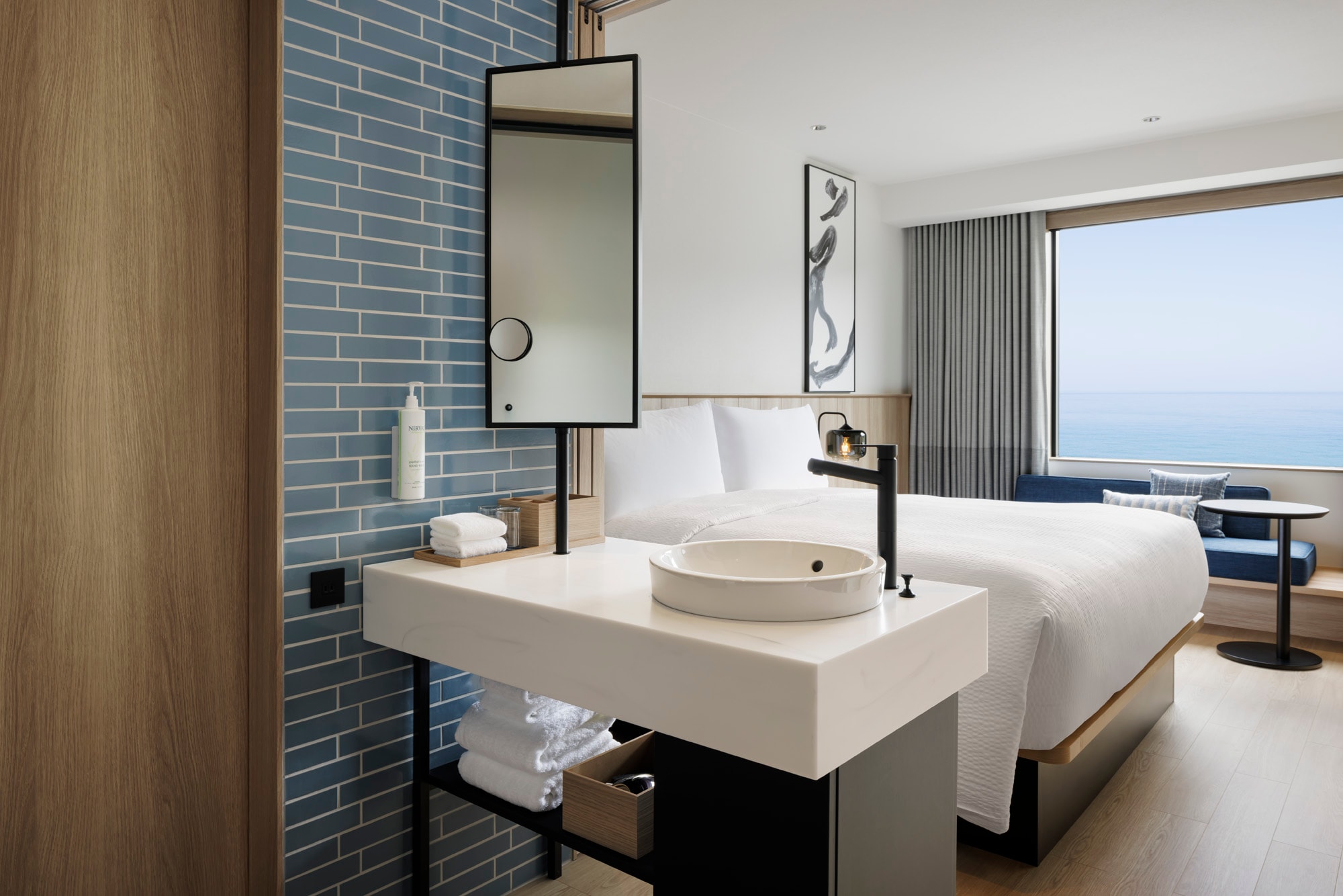 Ocean View King Room: 25 square meters, non-smoking, bed width 180cm. Enjoy a relaxing time in a room with a view of the ocean.