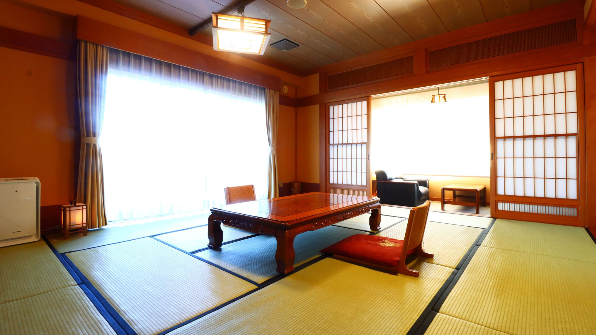 # [Example of a guest room - Japanese-style room] A spacious and calming space.