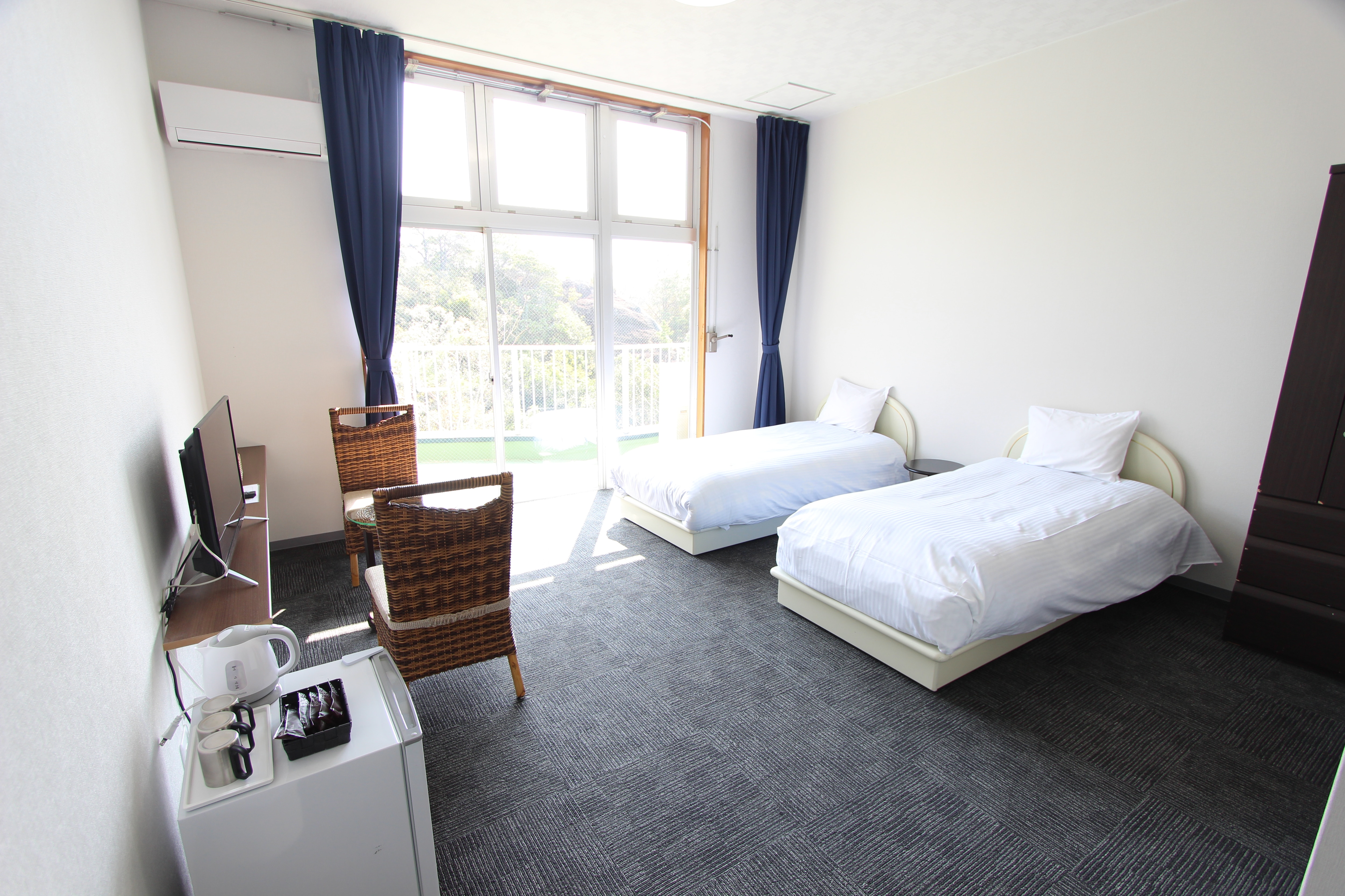 Western-style room 10 tatami mats ③