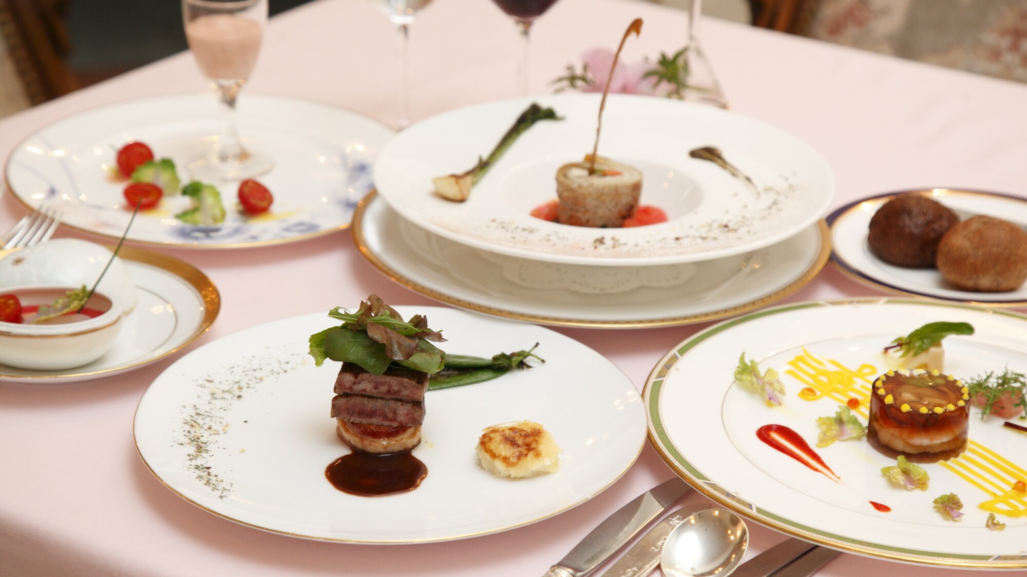 Thưởng thức ẩm thực Pháp đích thực được chế biến từ những nguyên liệu được lựa chọn cẩn thận (ví dụ về một món ăn)