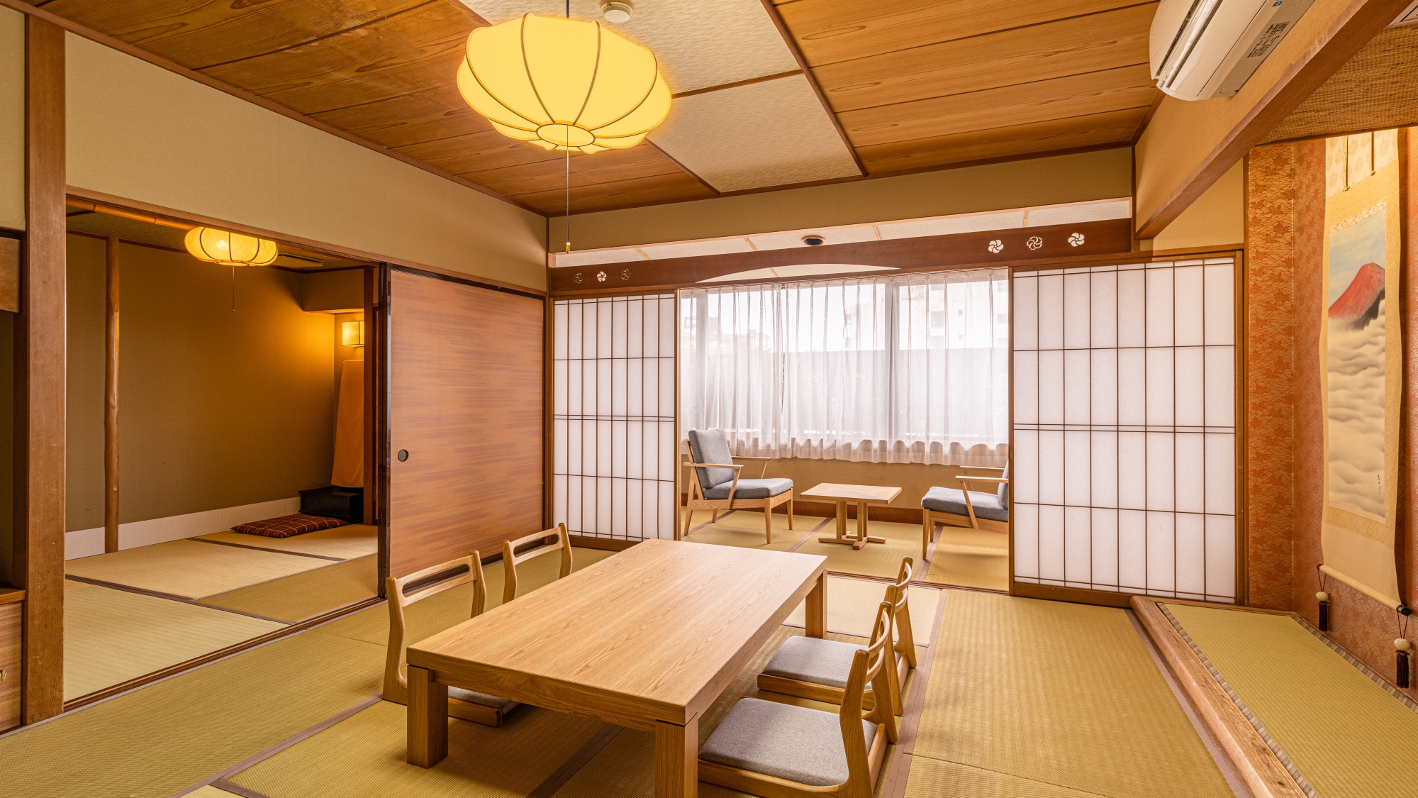 Japanese-style room with adjacent bay / Spacious 65m2 room recommended for families and groups