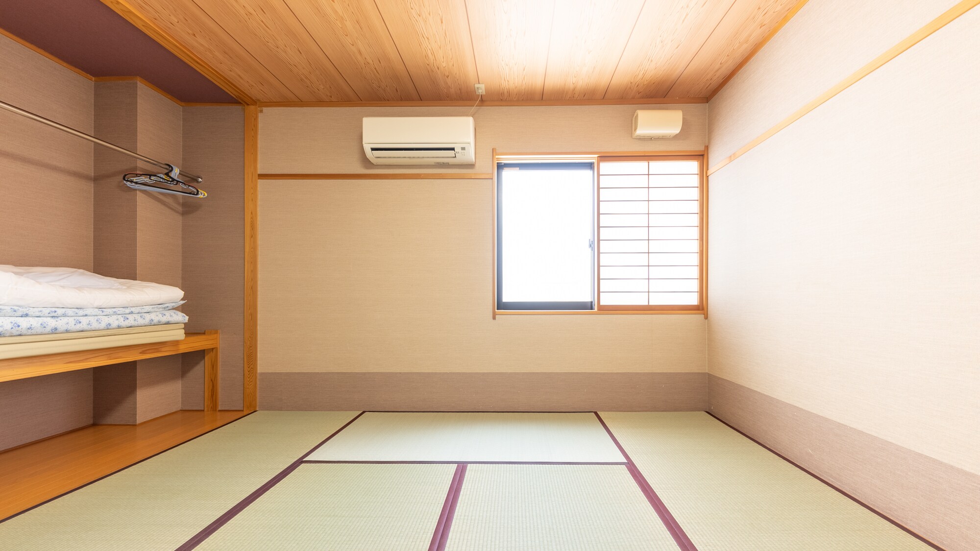 [Smoking] Japanese-style room for 1-3 people (shared bathroom and toilet)