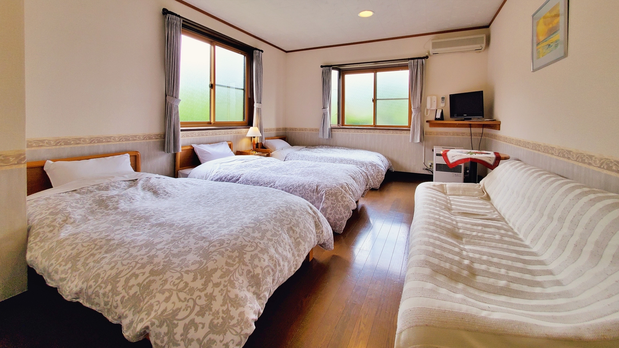 Kamar tamu - Kamar triple bergaya Barat