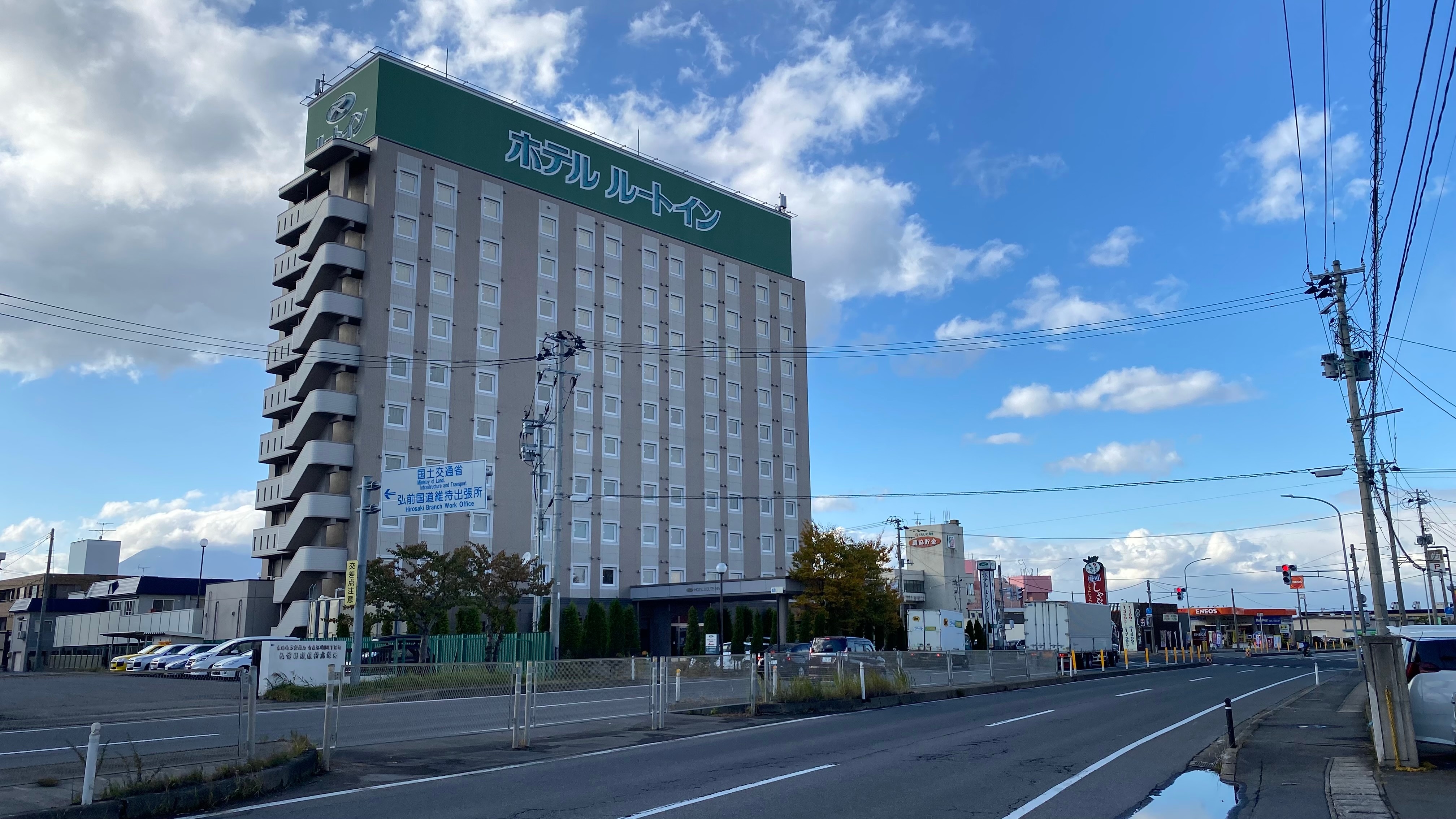 ホテル外観　国道７号南側から向かうとルートインの看板が目立ちます