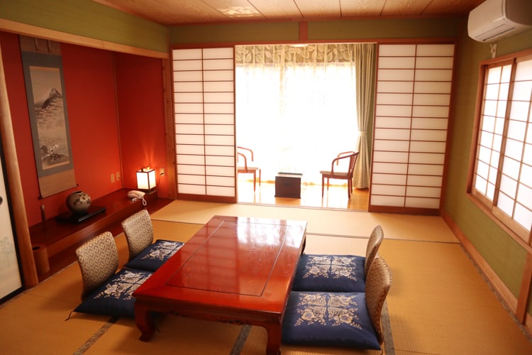 Japanese-style room 10 tatami mats (35 square meters)