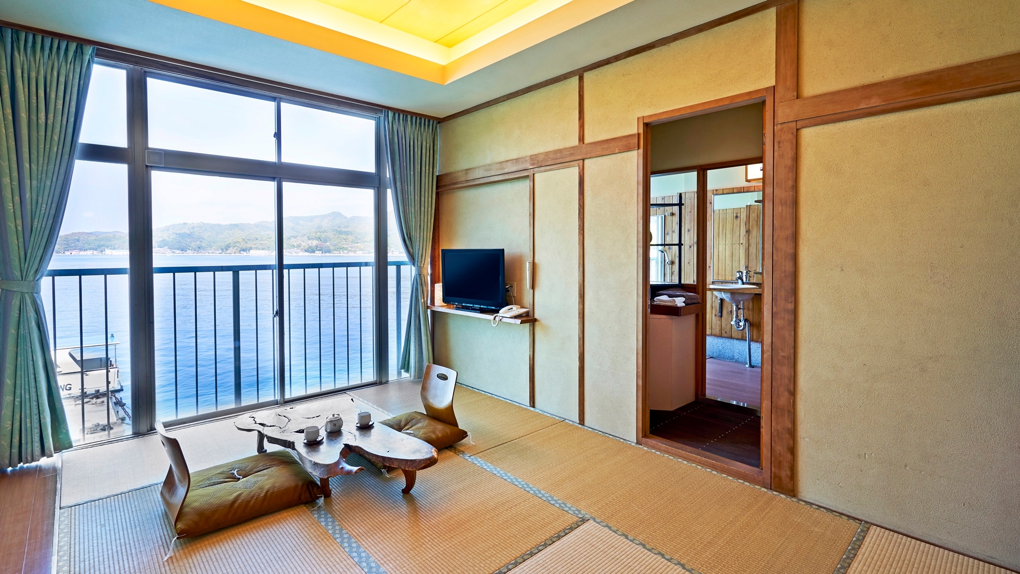 *[Room] Guest room with semi-open-air bath