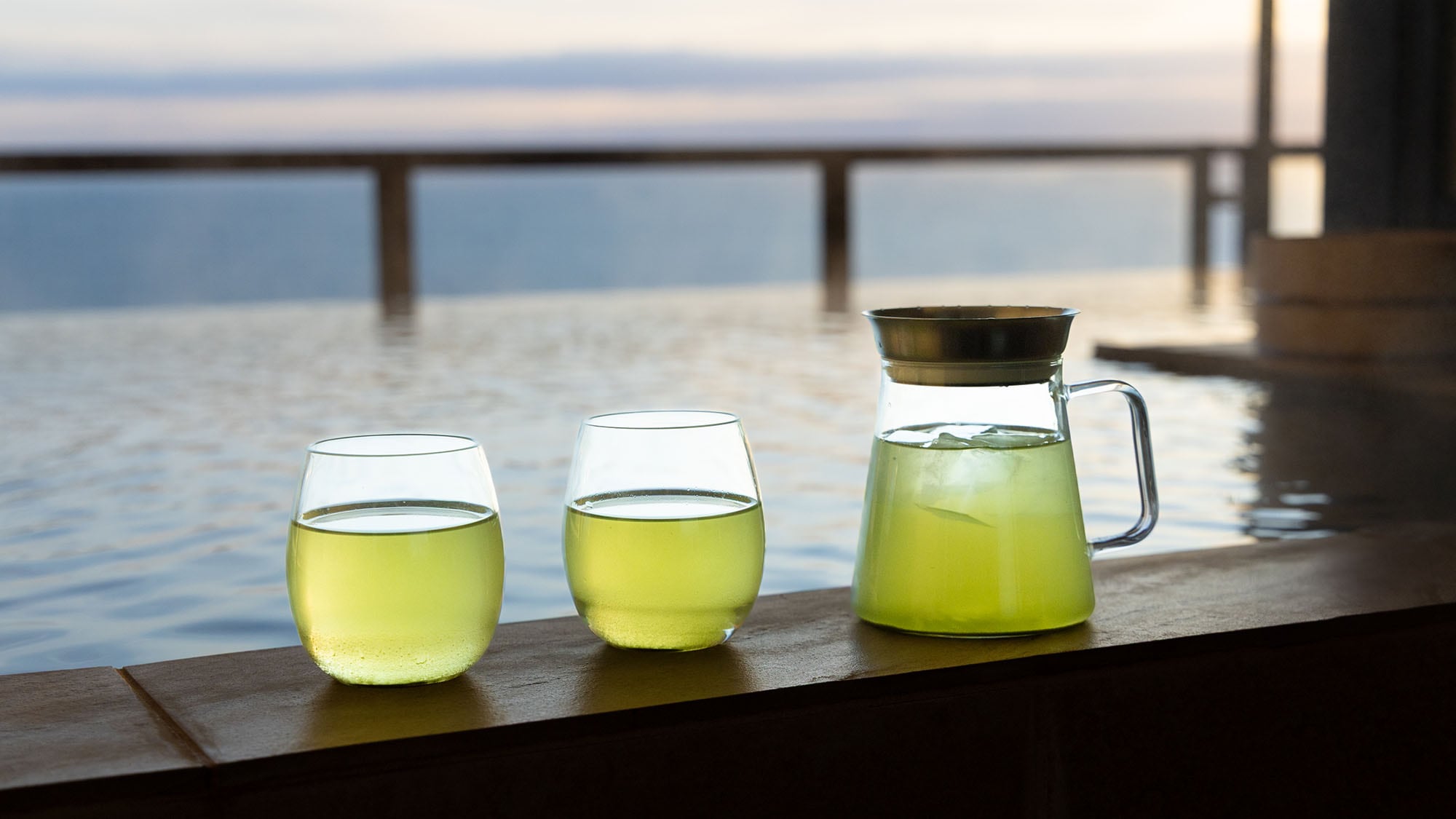 "Floating Room Service" allows you to enjoy a drink in the open-air bath. *Free room service available in all rooms.
