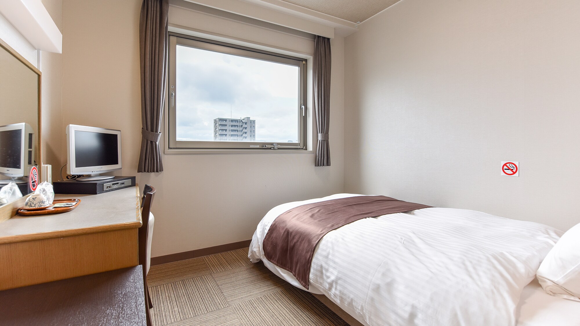 * [Example of a non-smoking single room] Suitable for a variety of purposes, including business and solo travel.