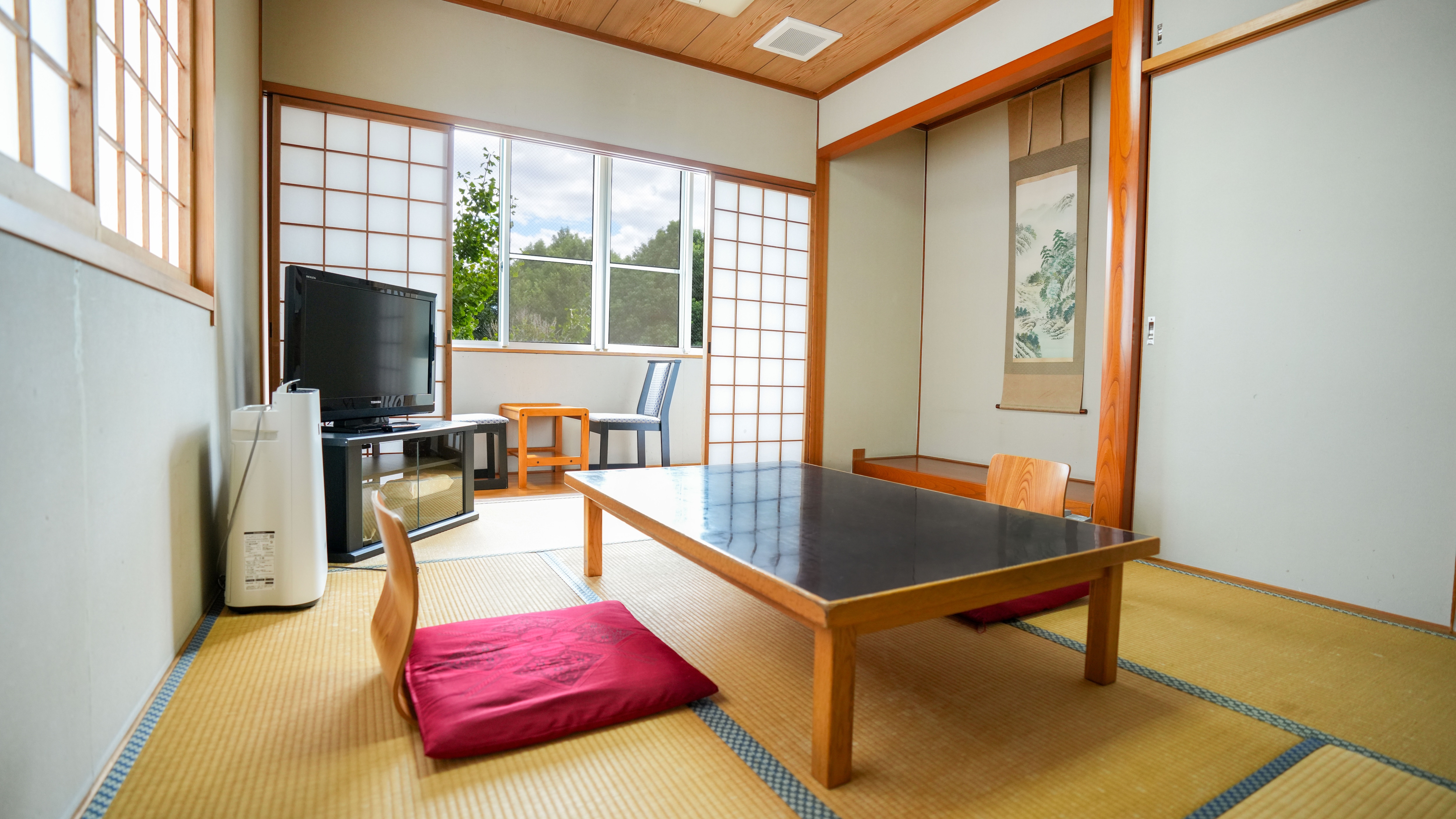 [Rooms] 6 tatami Japanese style rooms All rooms are on the 2nd floor.
