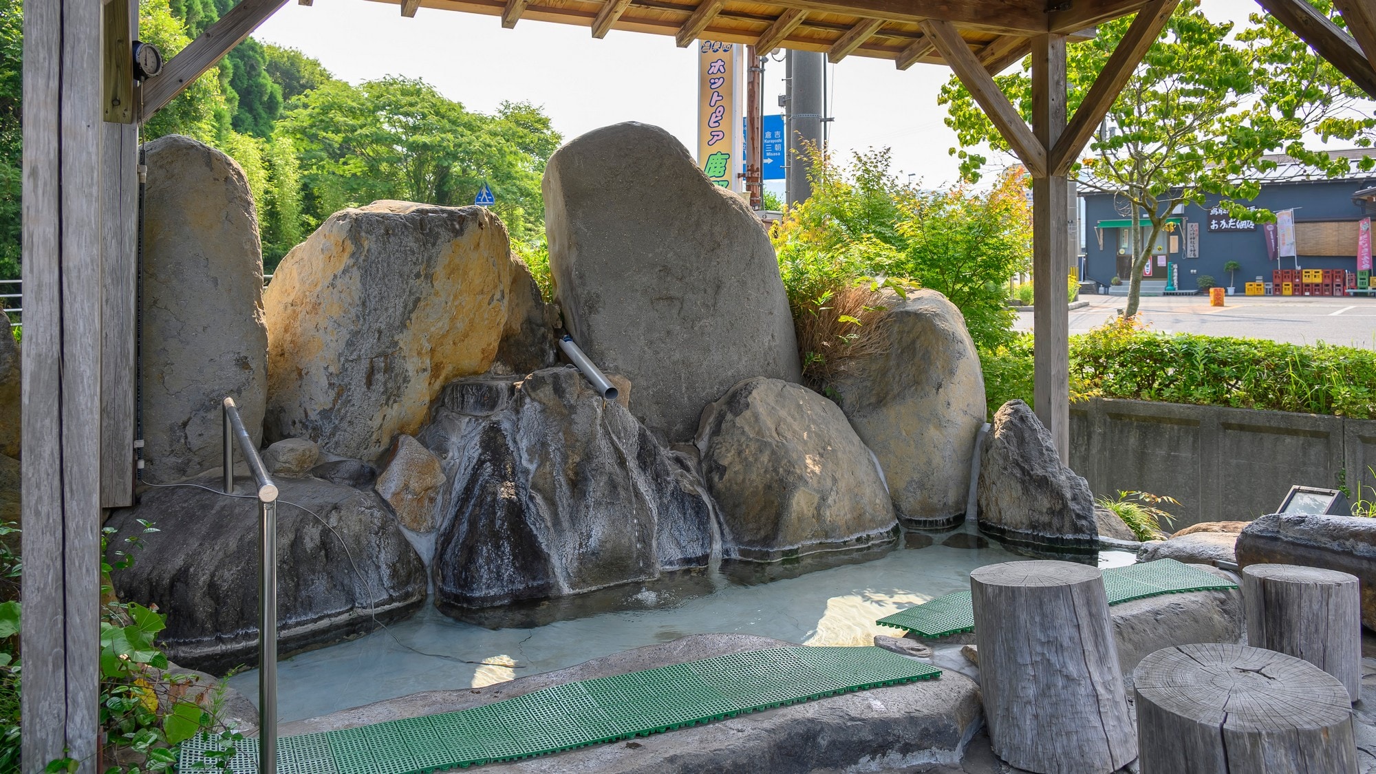 [Hot Springs Hotpia Shikano] A foot bath next to the facility's parking lot. A place for local people to interact.