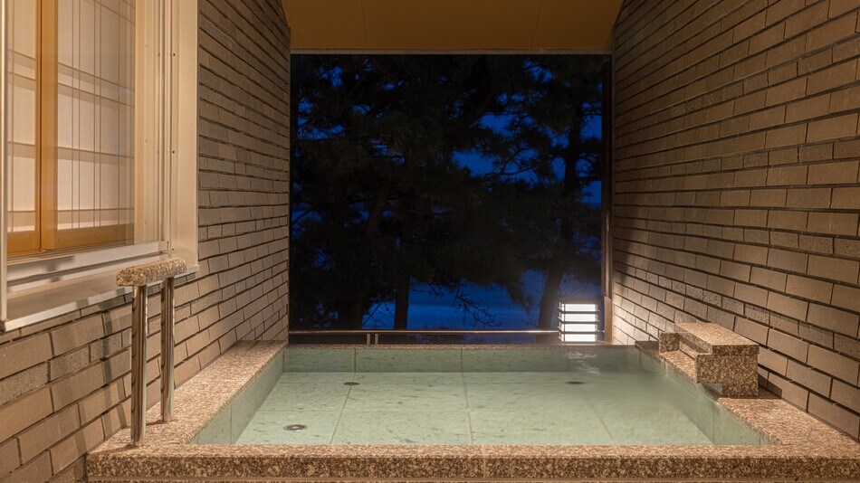“自然-shikari-”在方形石浴中放鬆