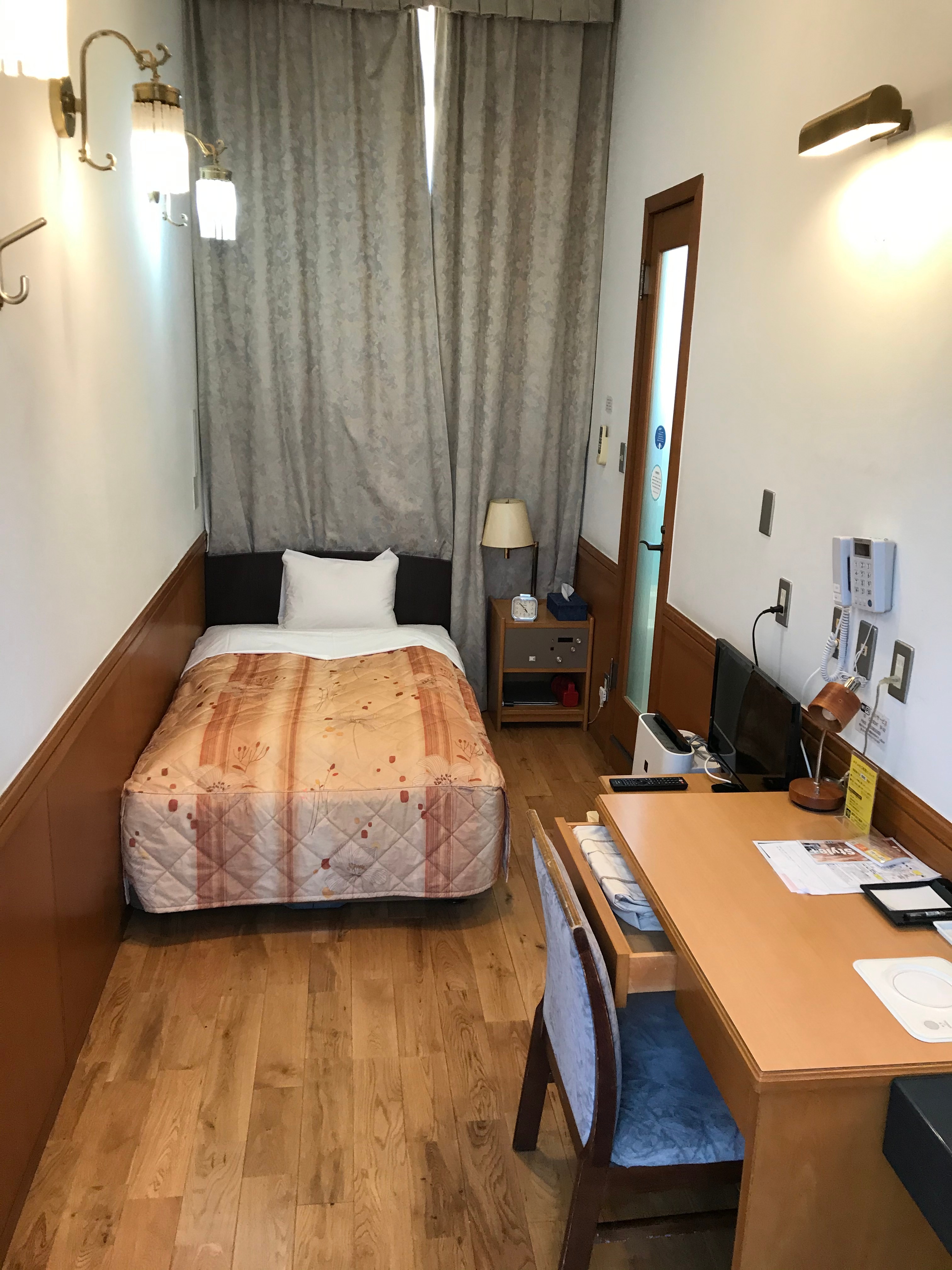 Kamar single di gedung utama