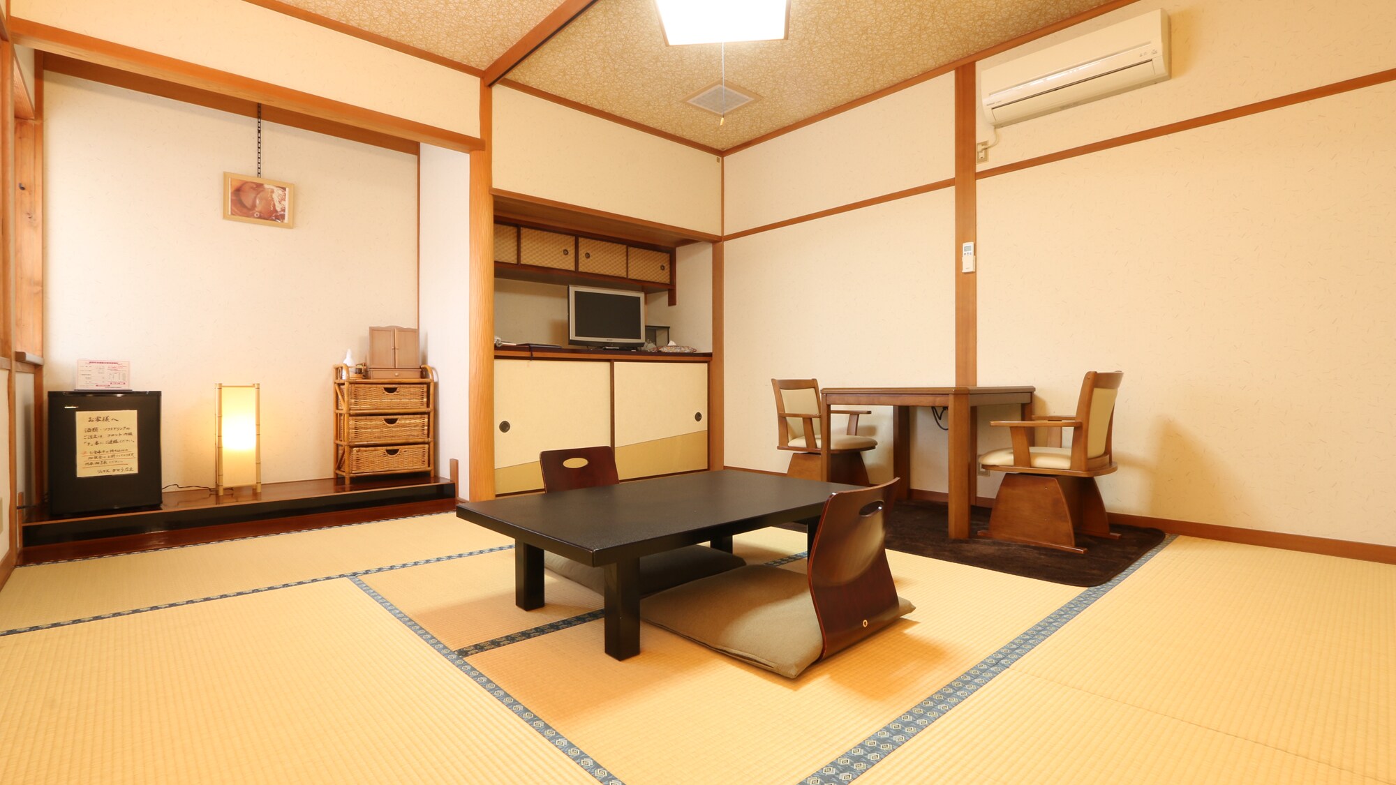 A 6-tatami Japanese-style room recommended for couples. (Main building)