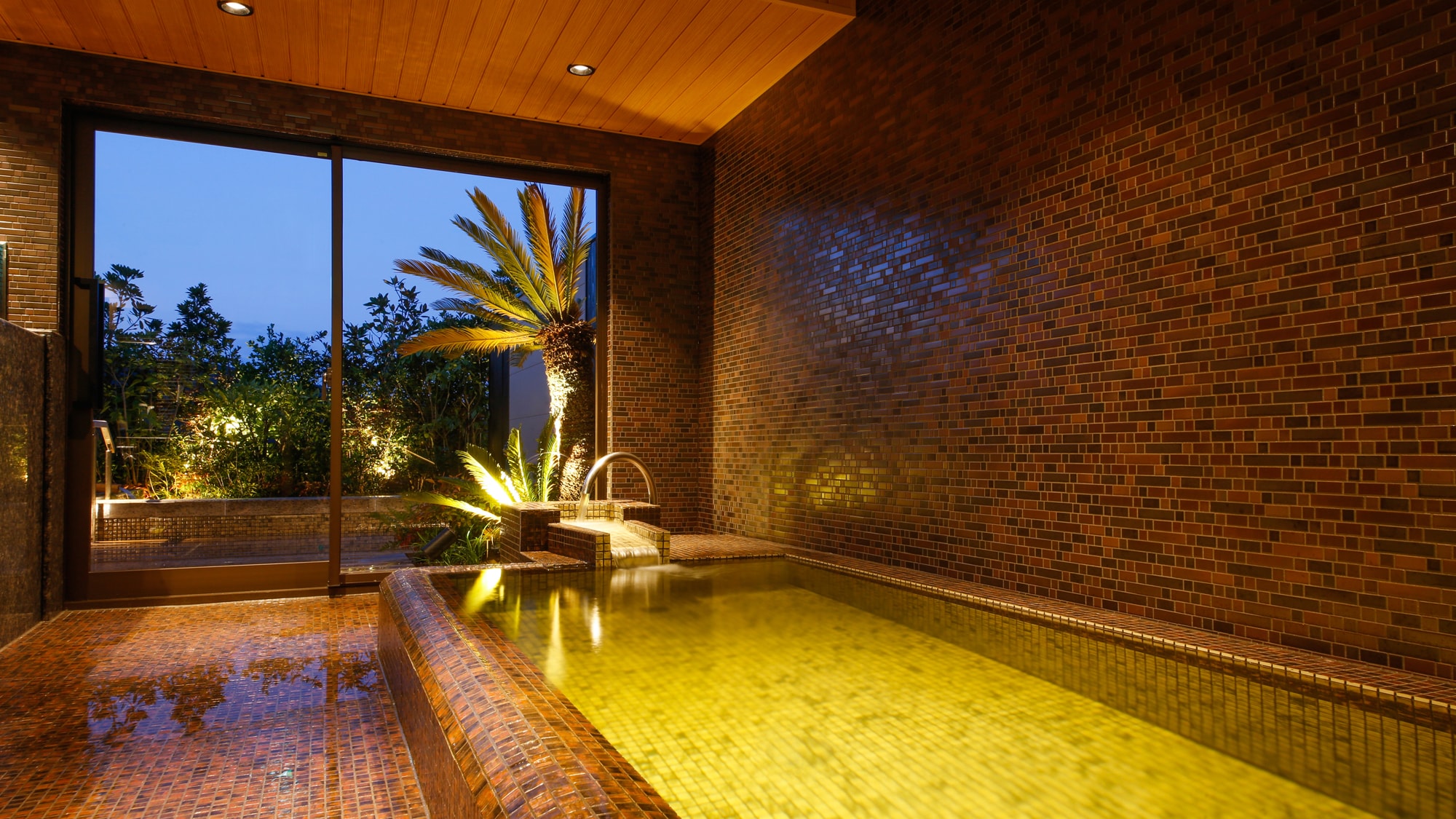 [Tắm suối nước nóng] Bạn có thể tận hưởng Minami Awaji Onsen, nơi được cho là có hiệu quả trị liệu tuyệt vời ở cả bồn tắm ngoài trời và bồn tắm trong nhà.