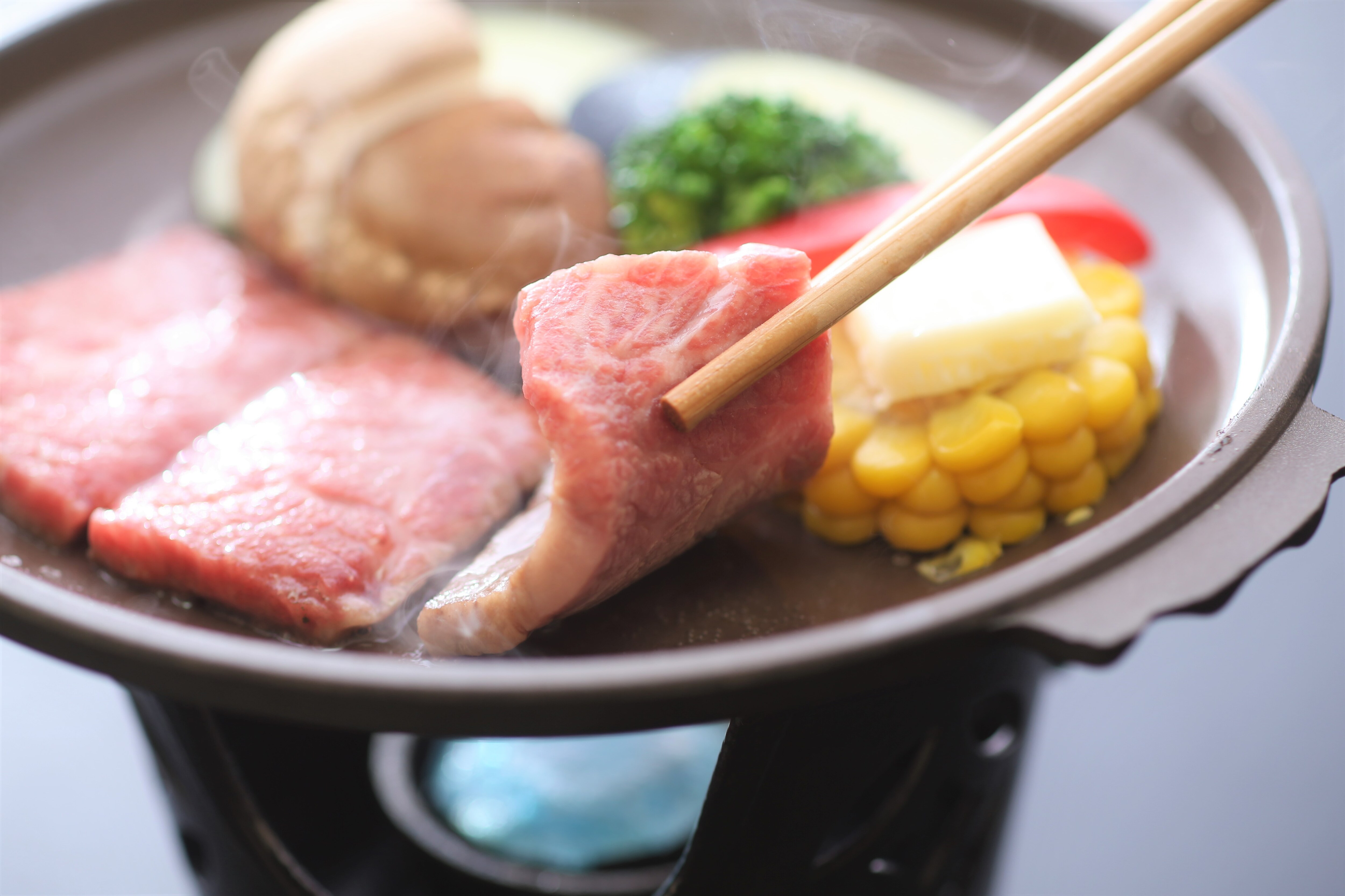 在陶瓷板上烤的島根日本牛肉