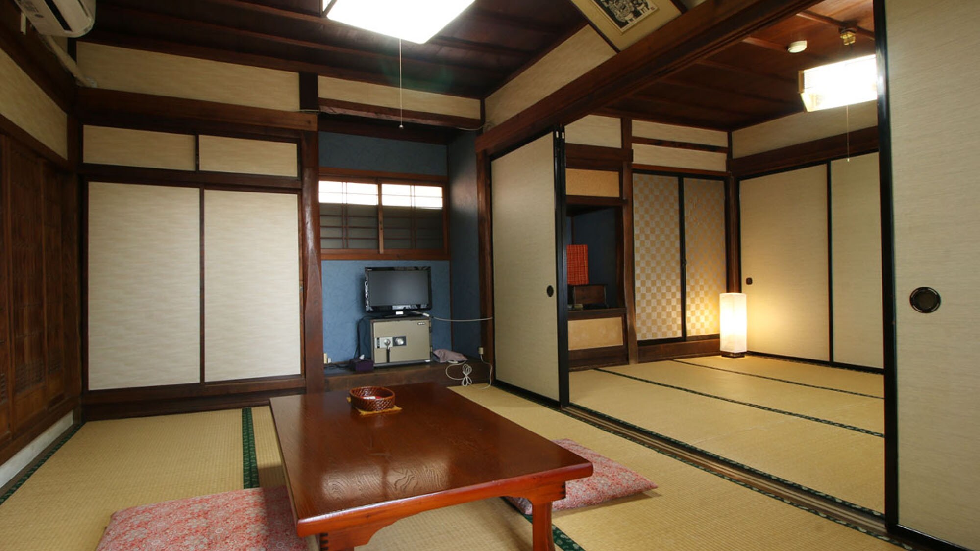 # [Contoh kamar tamu] Kamar tradisional berukuran 12 tatami memiliki pintu geser yang memisahkan pintu masuk.