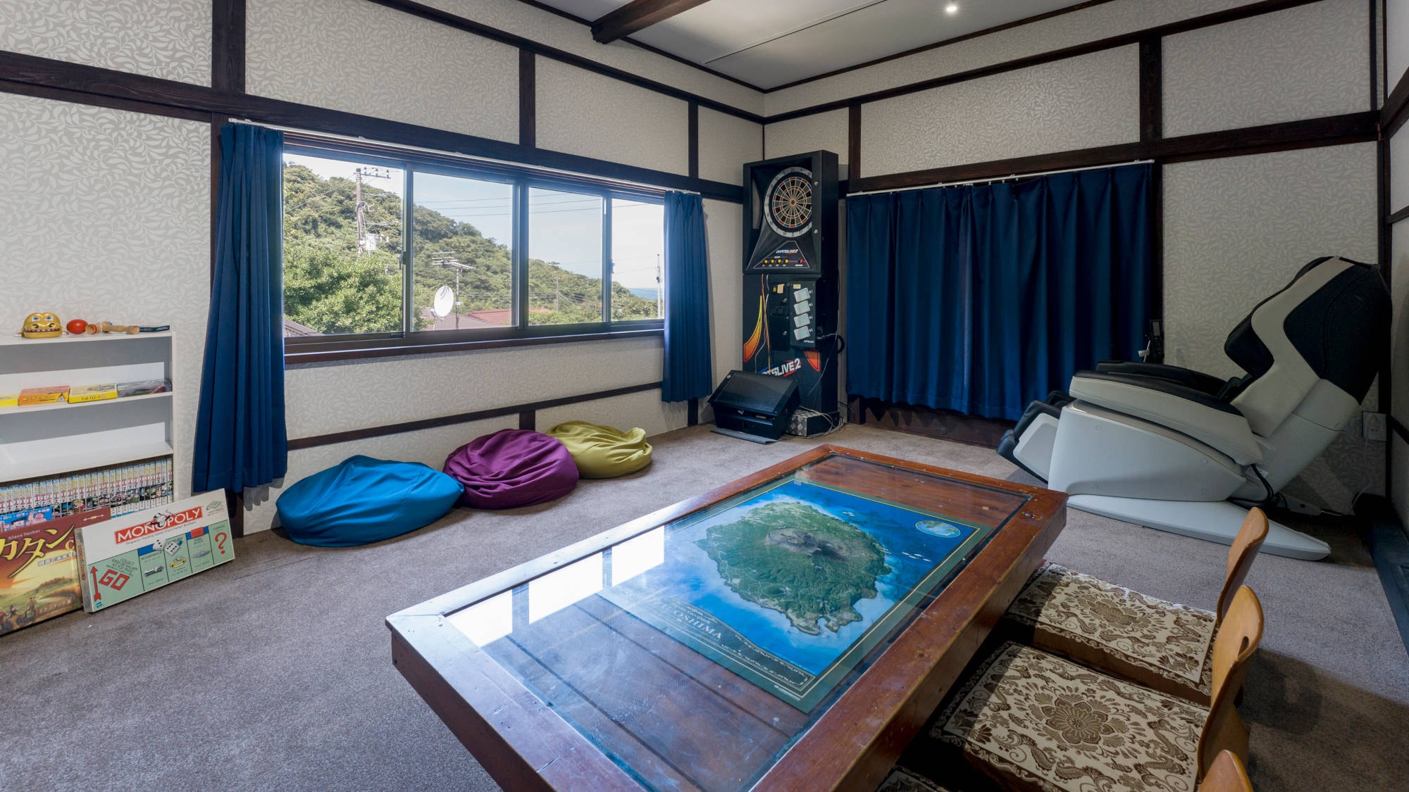 ・[Playroom] Darts, various board games, and massage chairs are available.