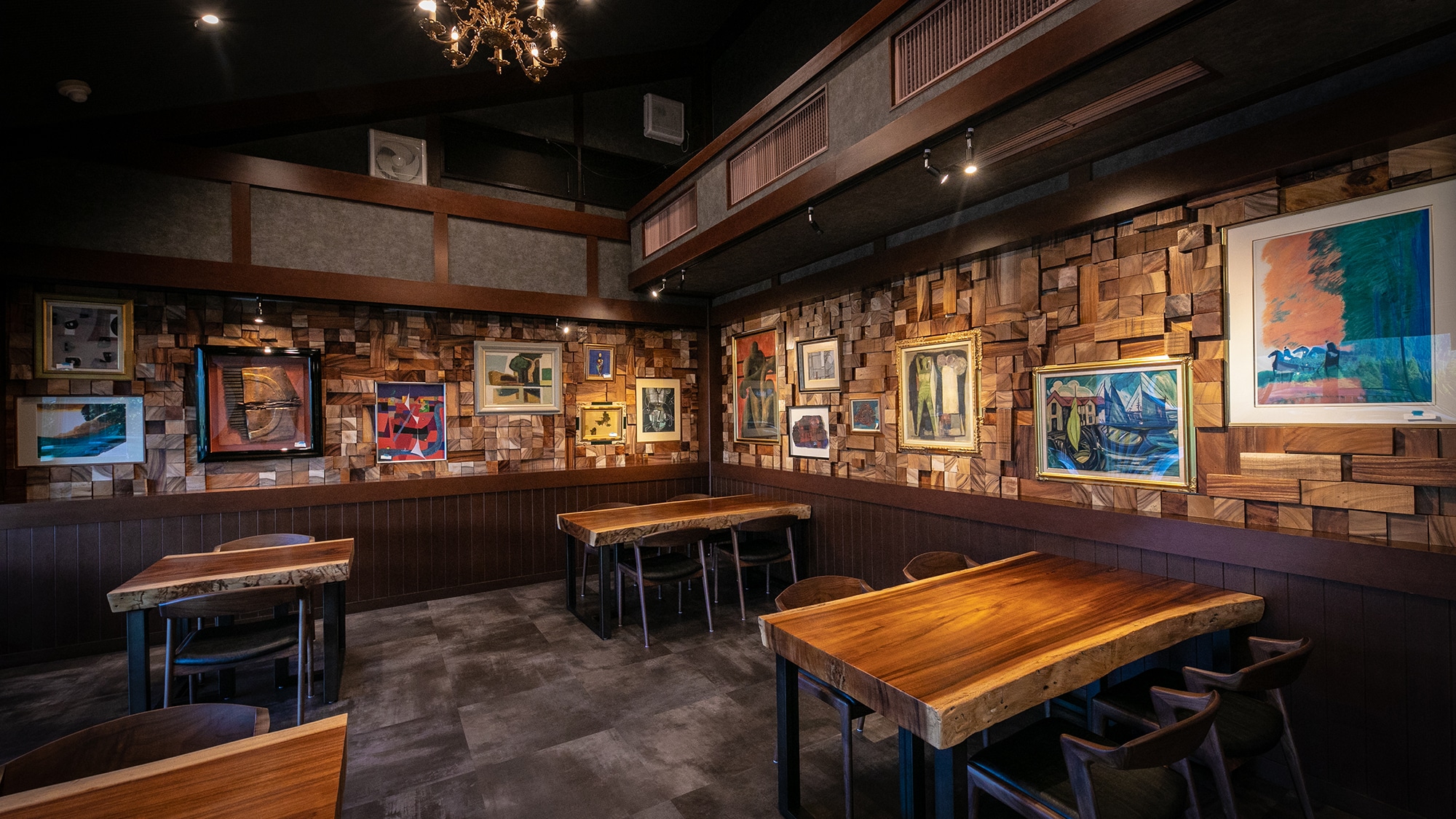 [ร้านอาหาร] ทัศนศิลป์และแสงสีแบบตะวันตกอันชาญฉลาด