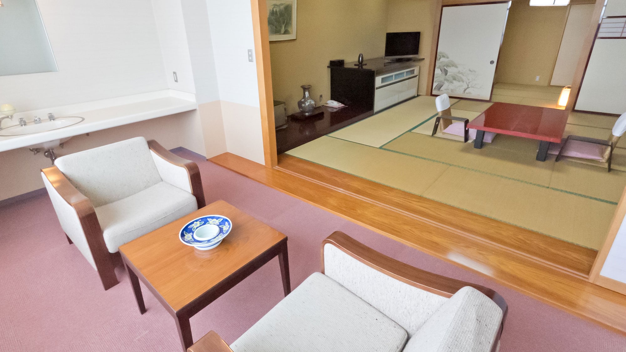 [Special room with 2 rooms] Japanese-style room 12.5 + 6 tatami mats (with private bath / toilet)