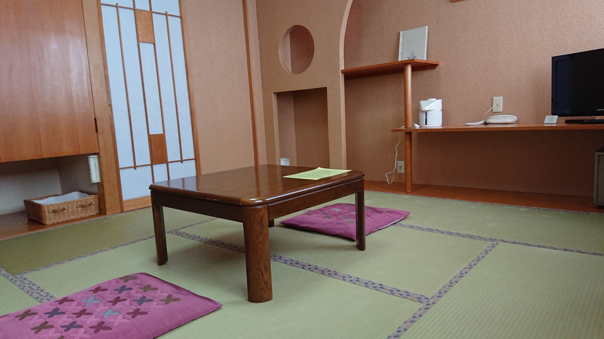 An example of an 8-tatami Japanese-style room. You can feel at ease while staying in this relaxing Japanese-style room.