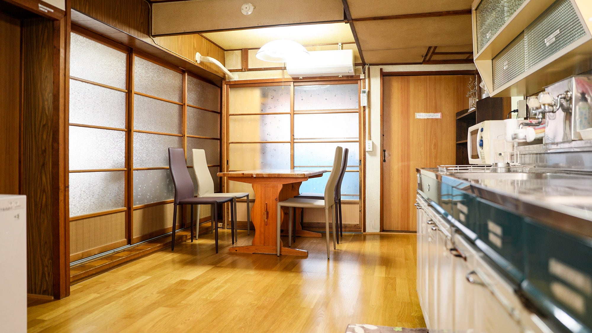 ・[Building A] The dining kitchen is spacious and perfect for chatting with everyone.
