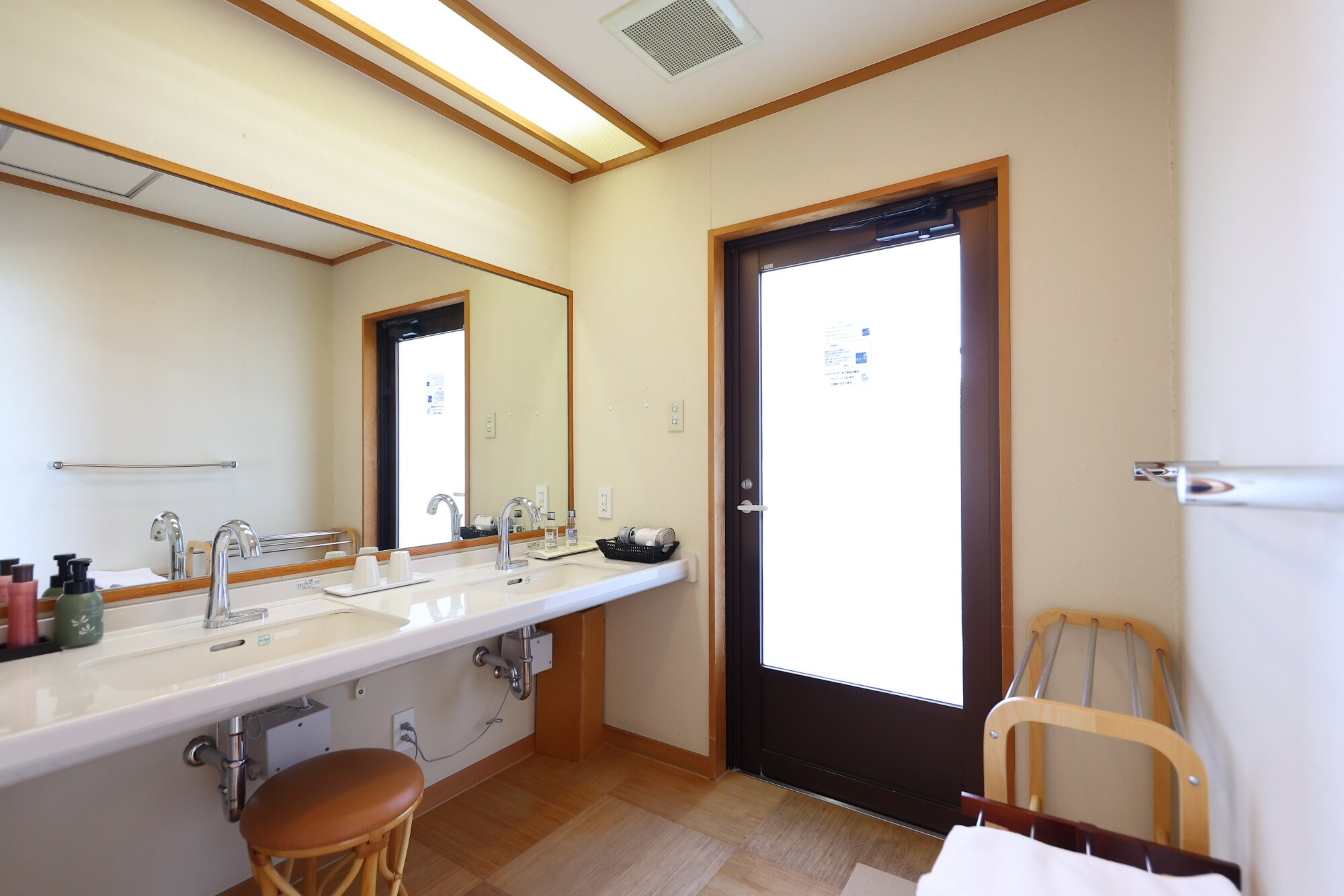 Barrier-free Japanese-Western room with open-air hot spring bath (example of washroom space)