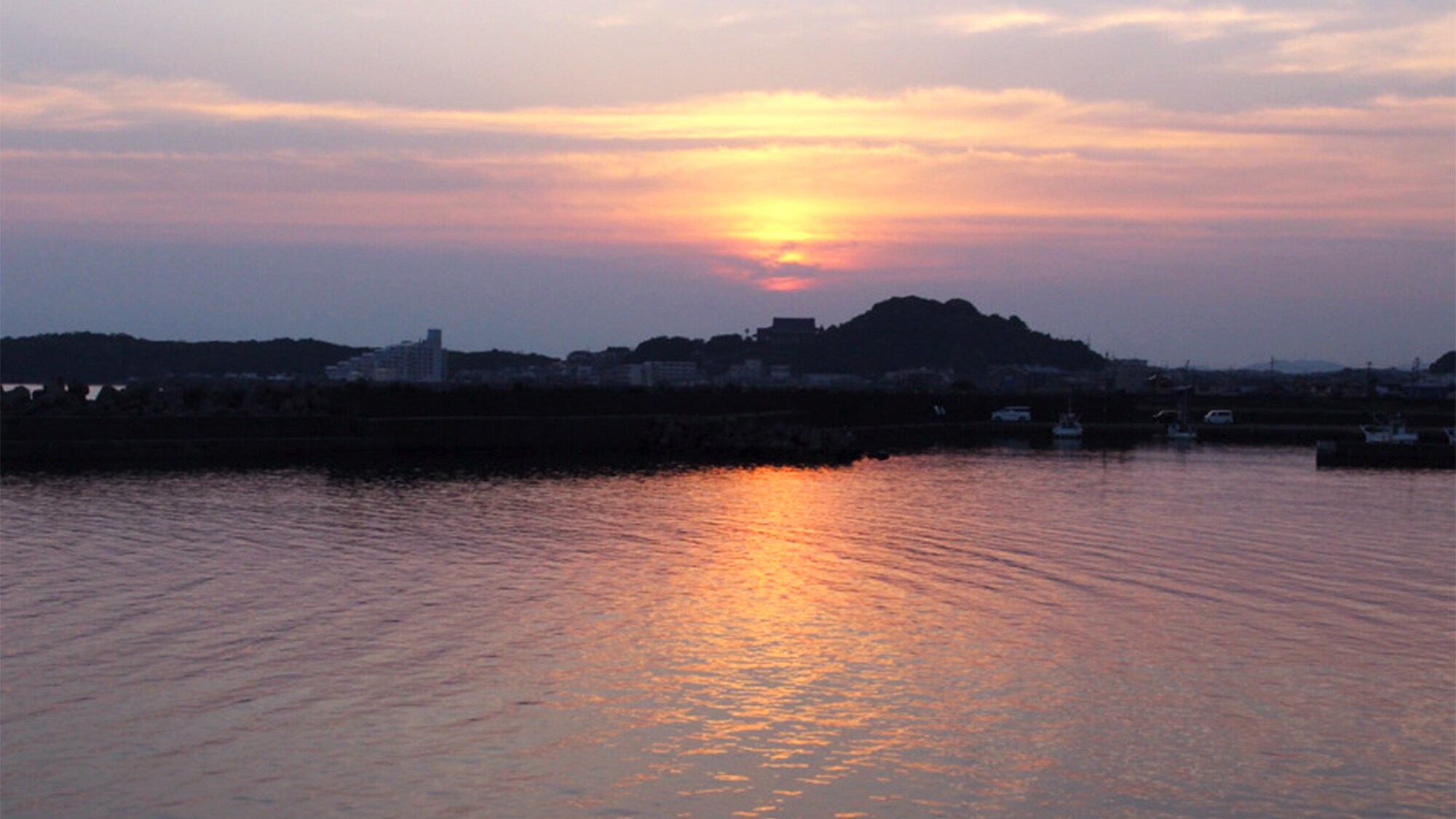 ・ [Scenery] You can see a beautiful sunset along the sea.