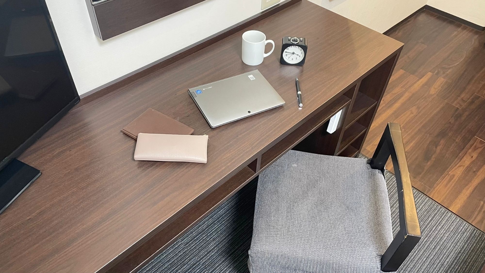 ◆Guest Rooms - The spacious desk is perfect for work.
