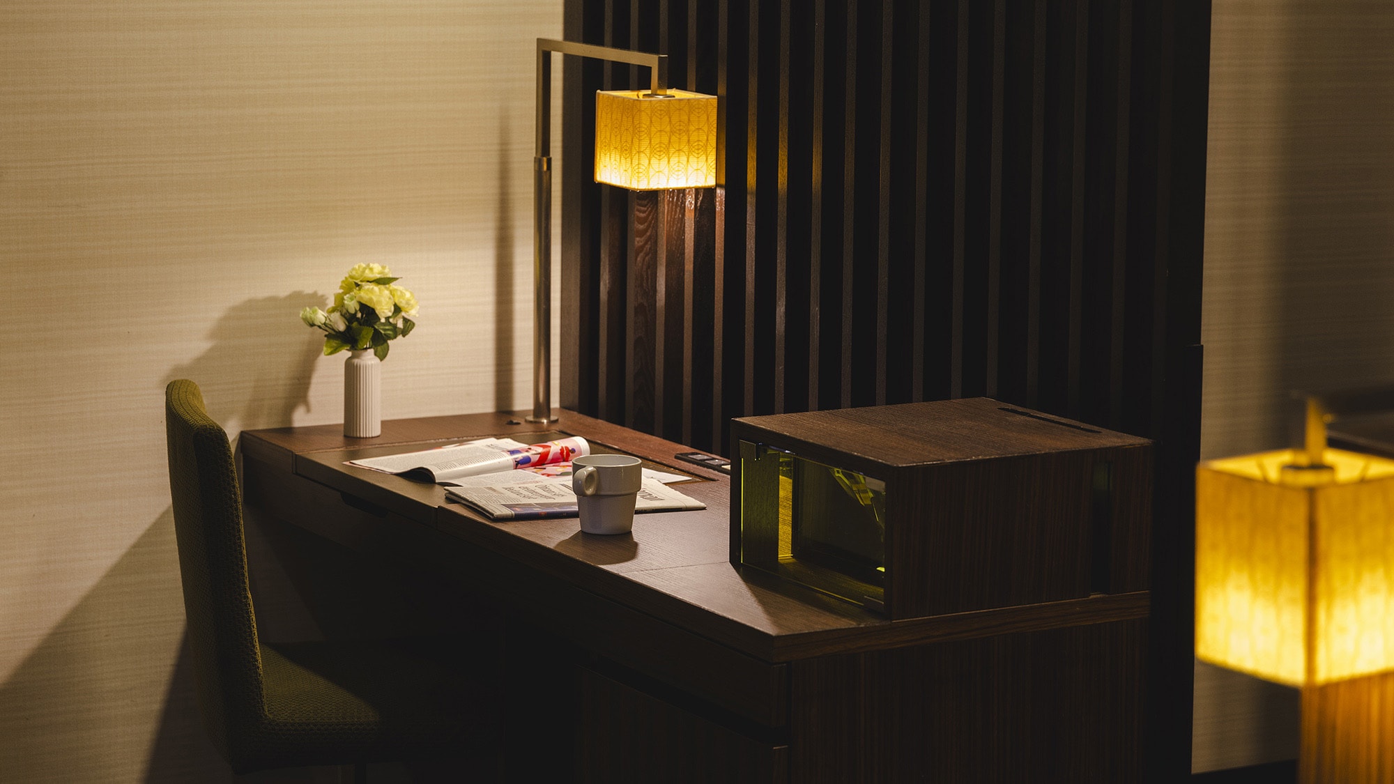 Deluxe Twin Room Desk