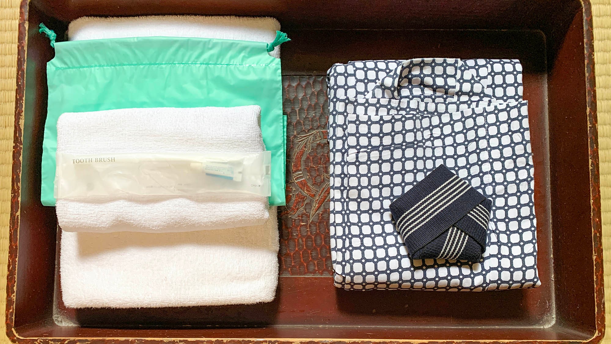 Yukata dan handuk disediakan di kamar.