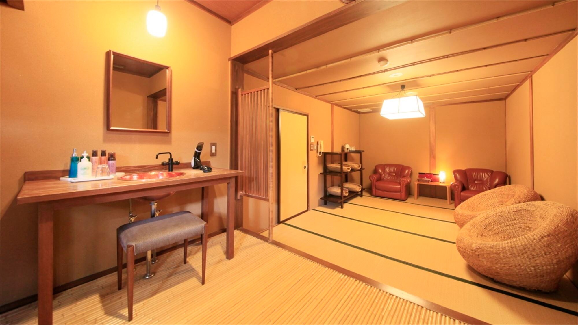 평원이있는 전세 노천탕의 넓은 탈의실