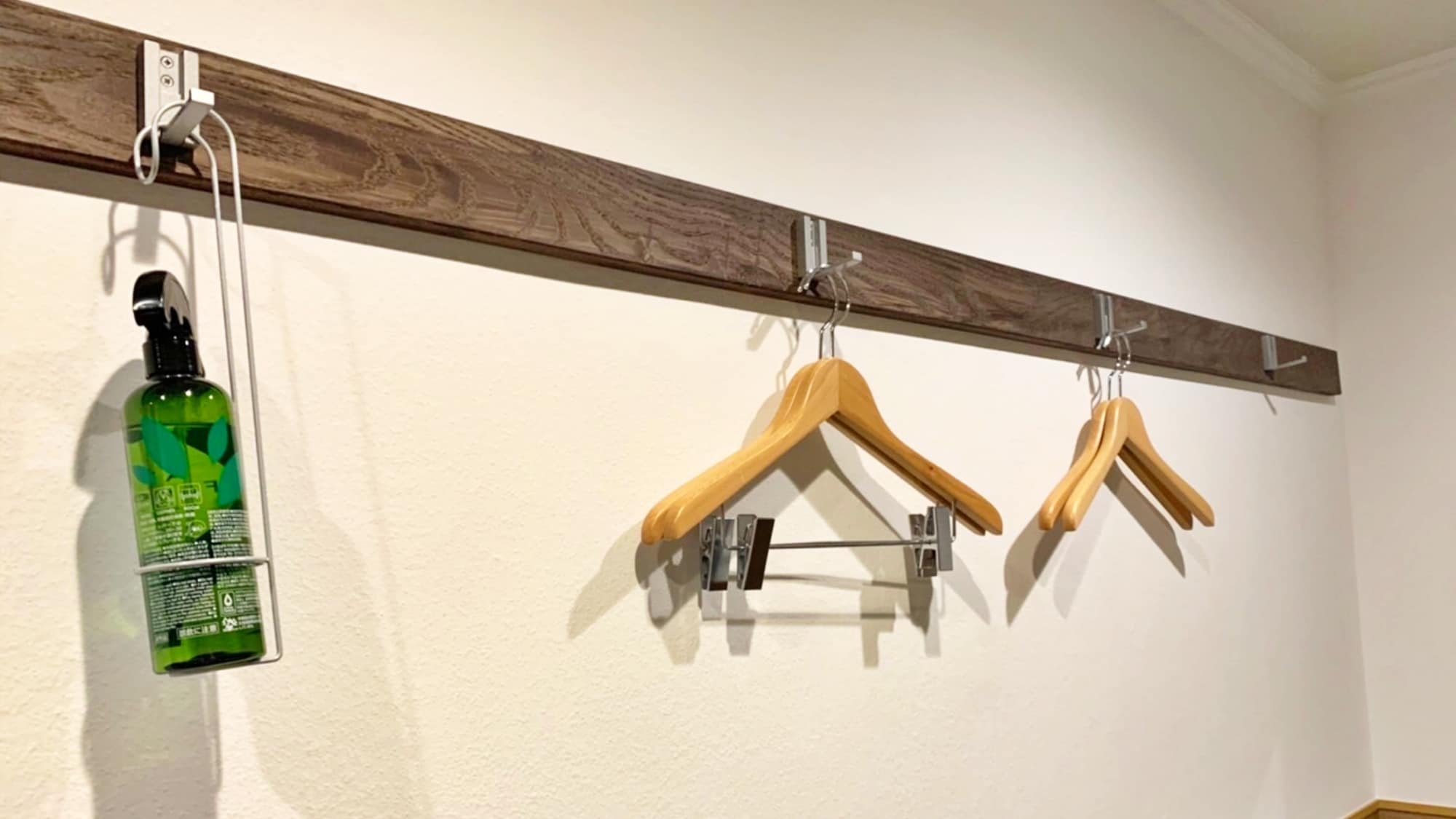 [Room equipment] Hangers and deodorants