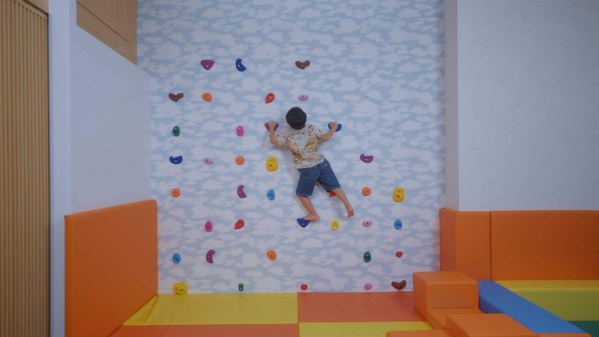 [Kids' space] A bouldering area with a blue sky theme