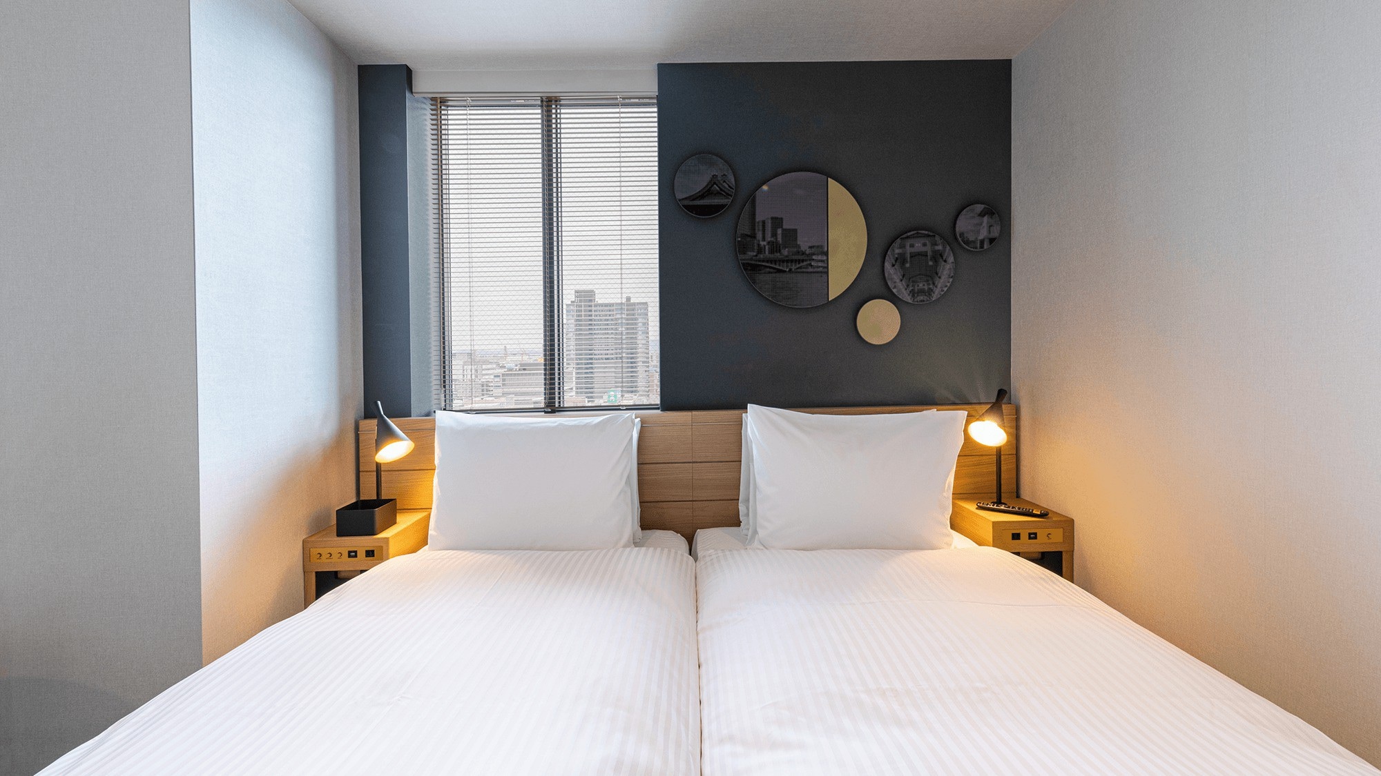[Hollywood Twin] A twin room with no gap between beds, which is safe for families with small children.