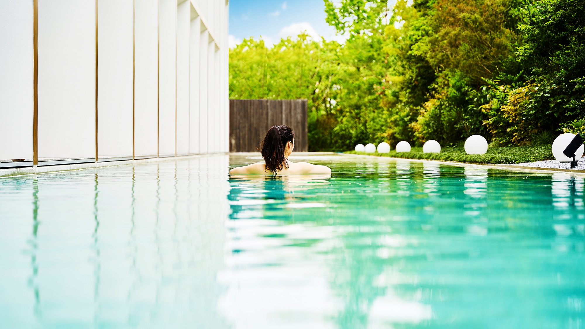 เพลิดเพลินกับประสบการณ์รีสอร์ทที่ดีที่สุดขณะอาบแดดในฤดูร้อนริมสระน้ำระยิบระยับ