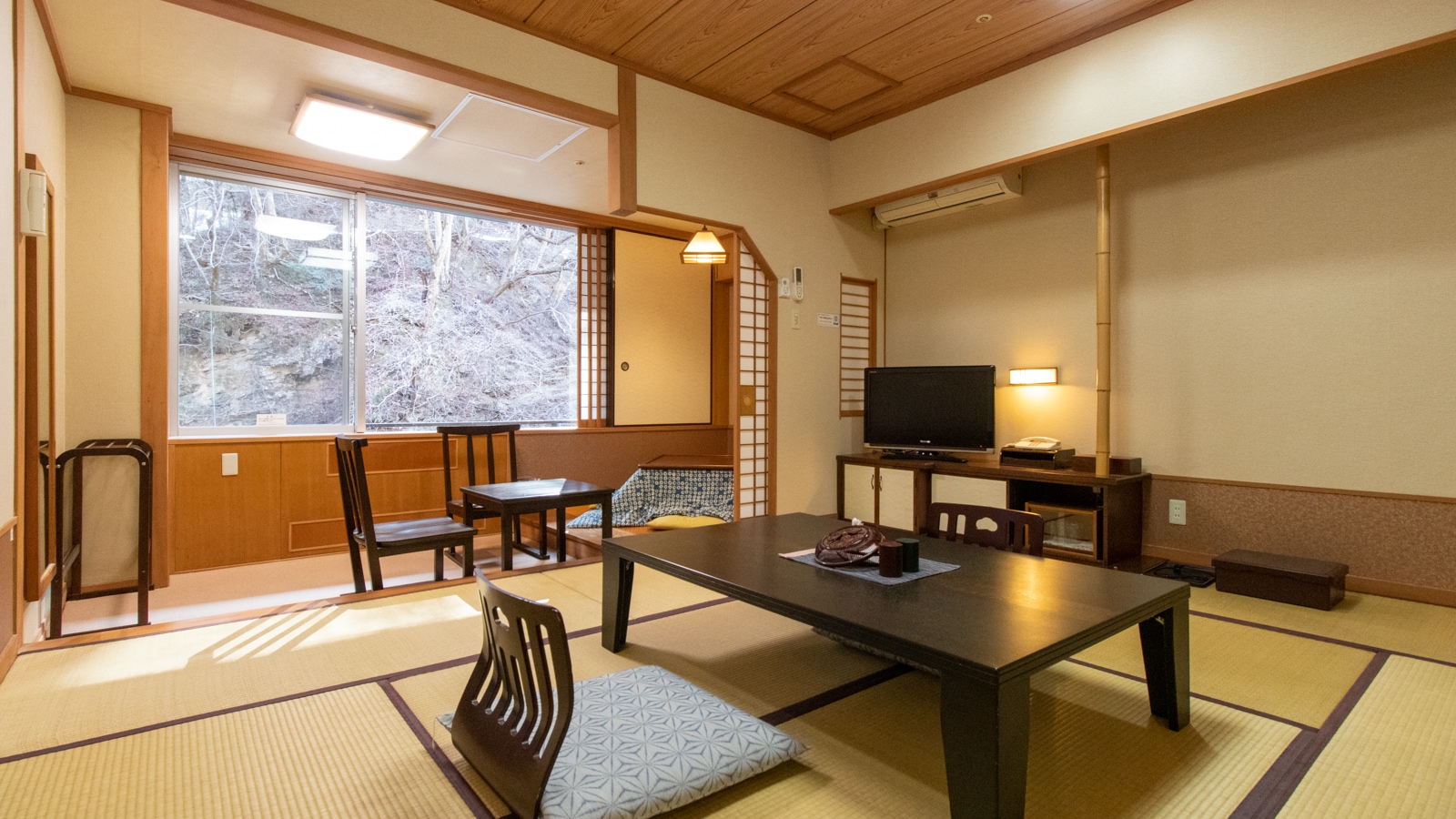 [With sunken kotatsu] Japanese-style room with 10 tatami mats facing the clear Shima River