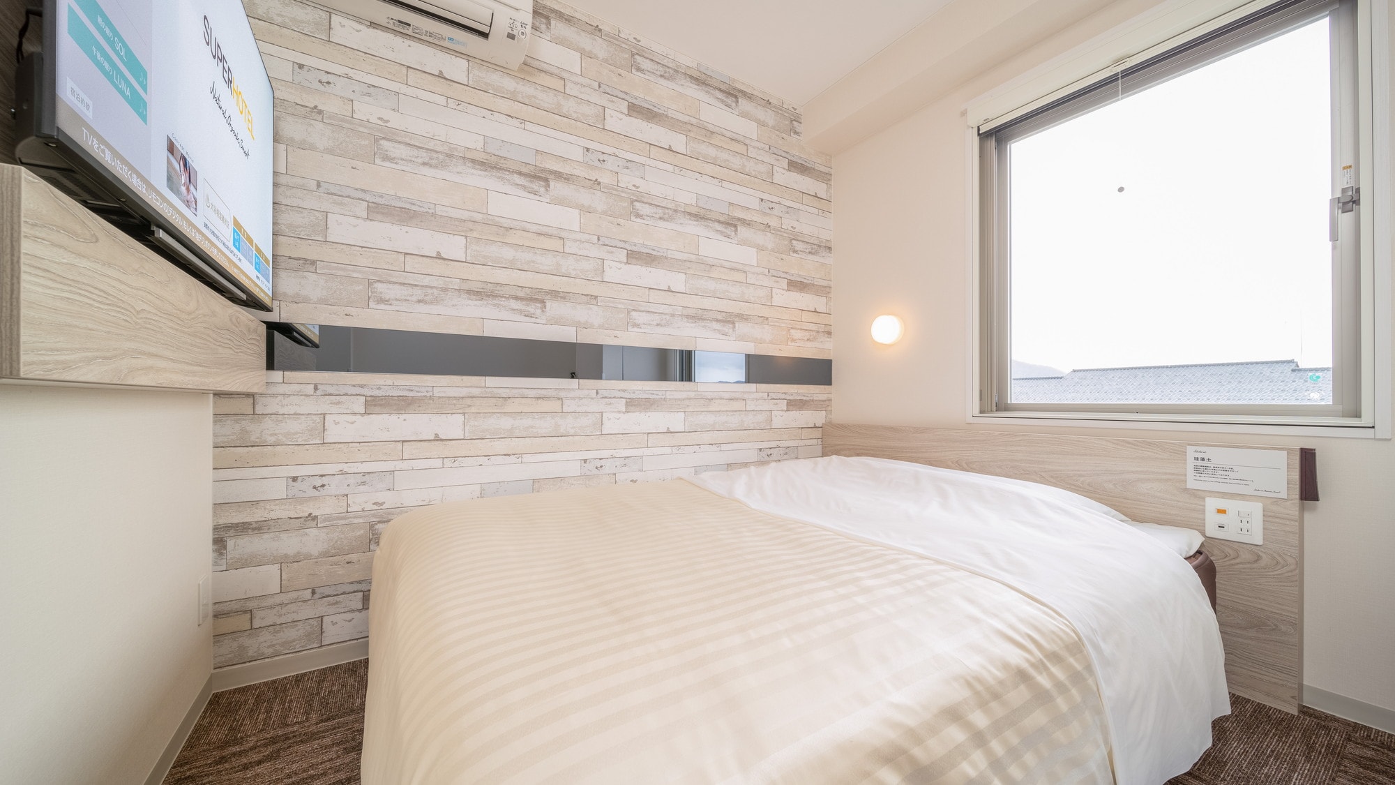 Một chiếc giường rộng 150cm và một tấm nệm có độ cứng vừa phải sẽ đảm bảo cho bạn một giấc ngủ ngon.