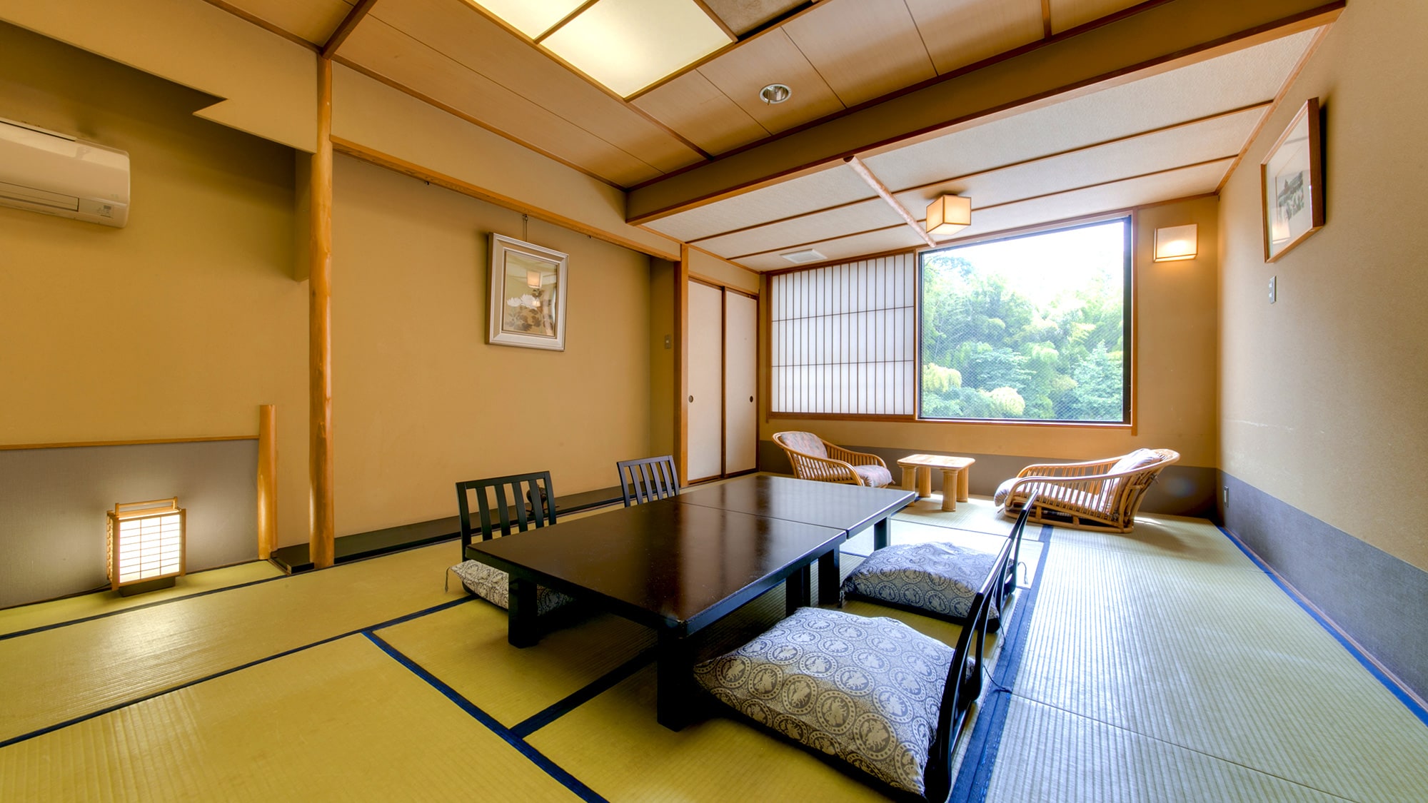 [Ruang bergaya Jepang dengan 12,5 tikar tatami] Kamar cerah dan bergaya Jepang murni ini memiliki tata letak 12,5 tikar tatami.