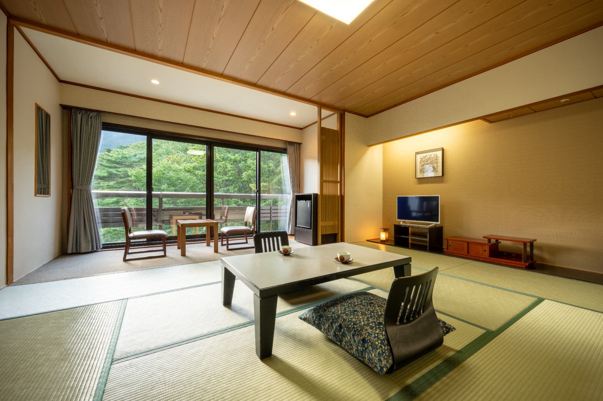 主樓日式房間，山坡