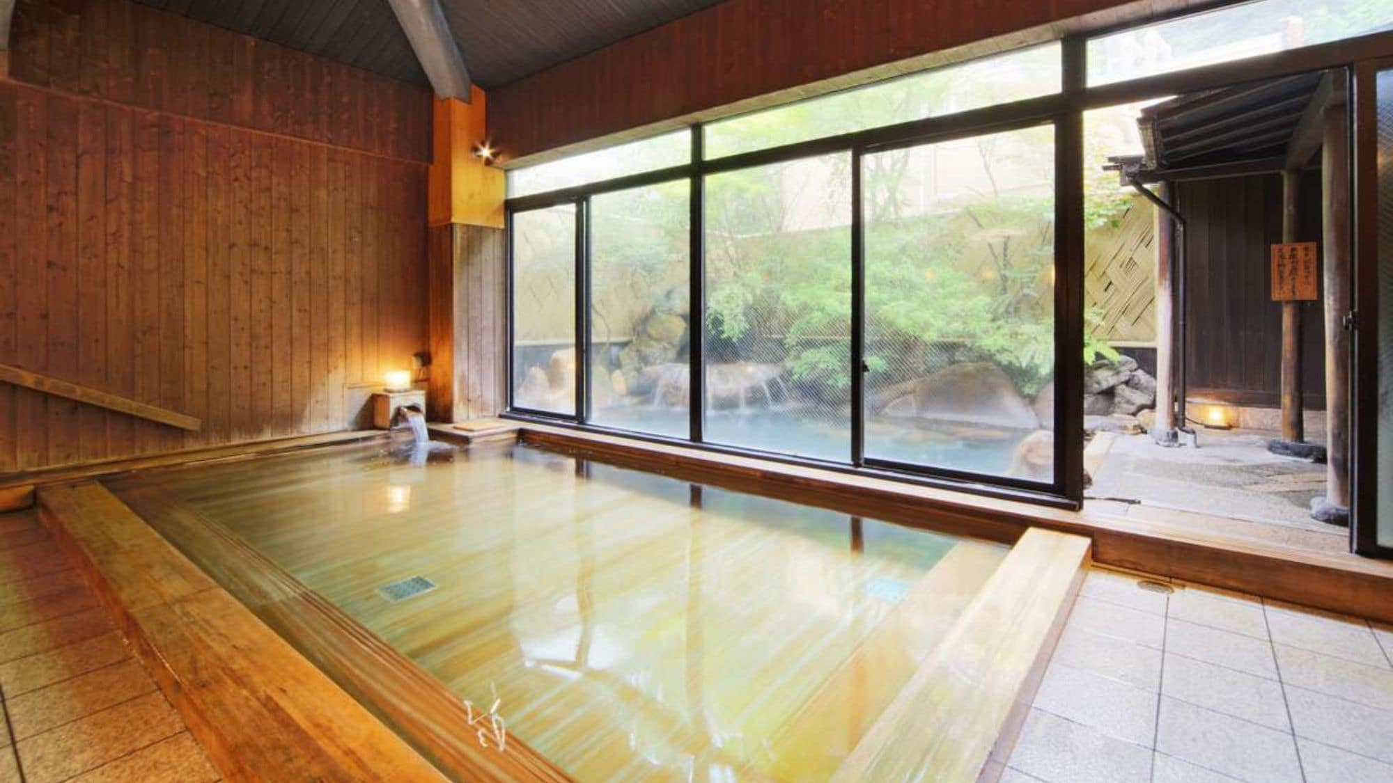 [Kaede no Yu] A large bath made entirely of cypress wood for princesses, ladies, and other visitors. Bathing in the bath will give you a luxurious feeling.