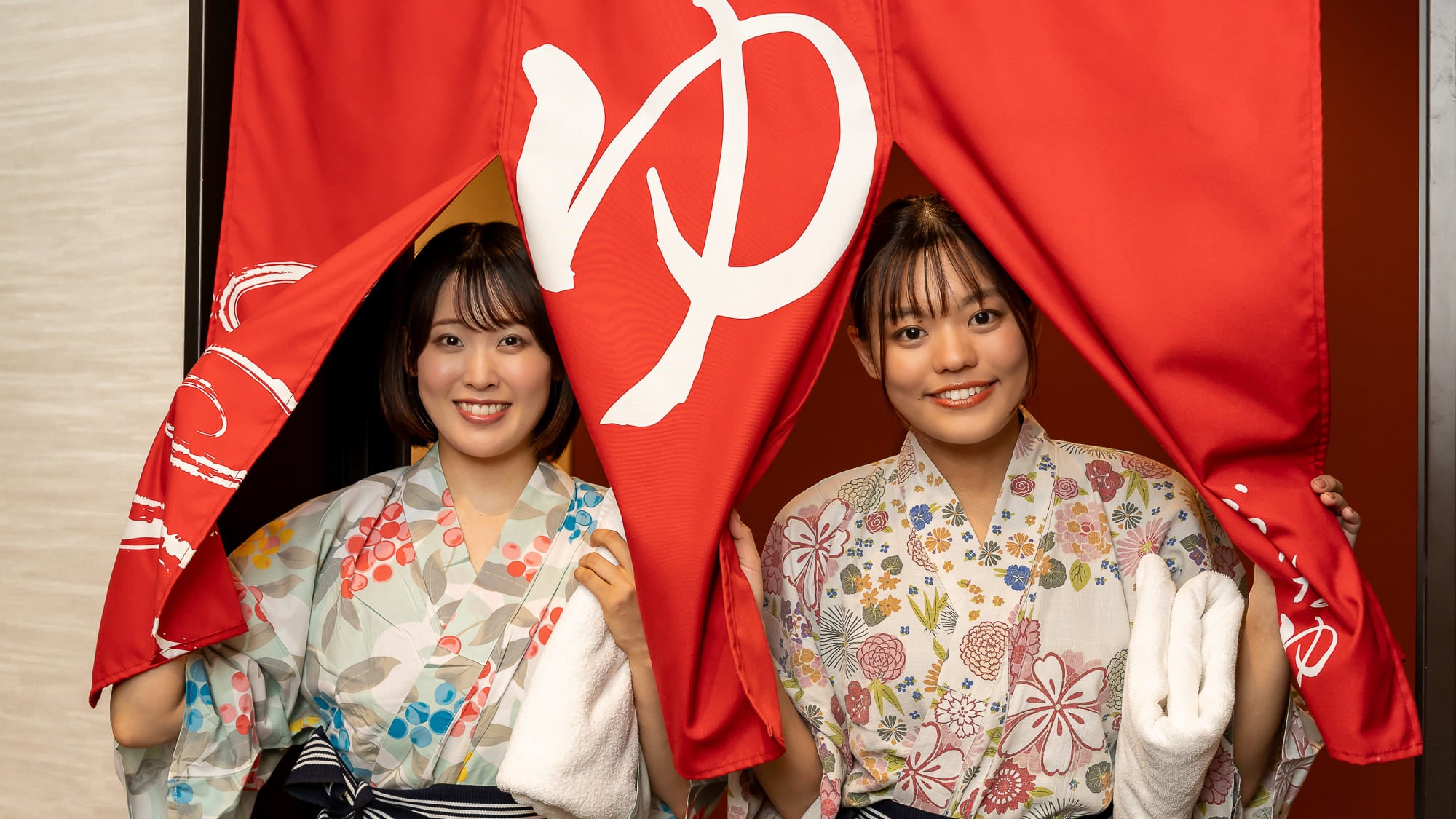 Gantilah dengan yukata berwarna-warni dan pergilah ke sumber air panas.