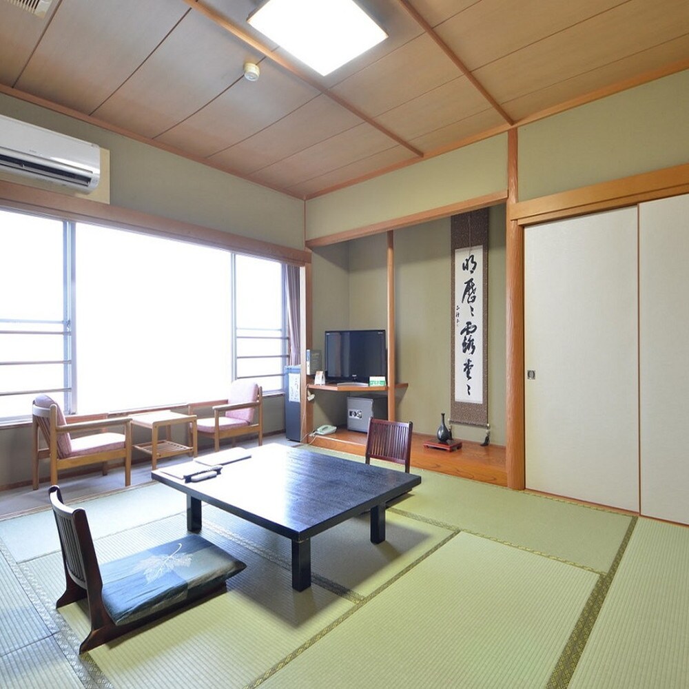 10 tatami Japanese-style room (sea side)