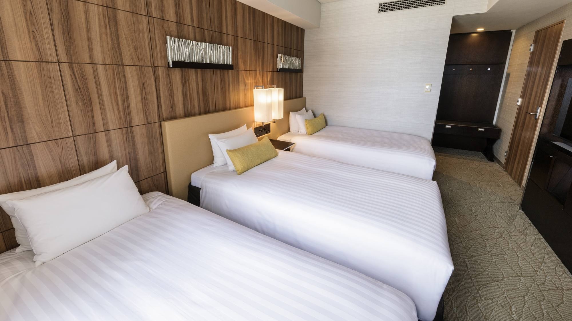 [Sakurajima-side Superior Twin Room 28.2m²/3 beds] A 3-bed room ideal for staying with family or friends