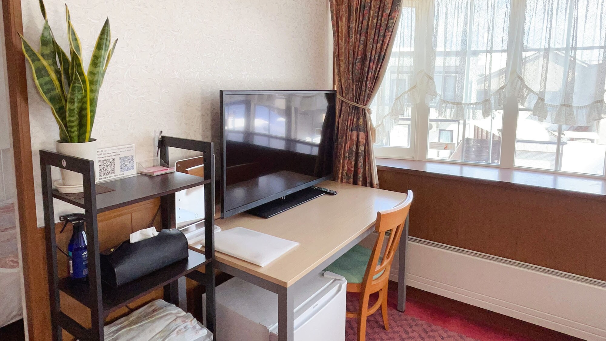・[202] TV is also available. It is safe for families with small children.
