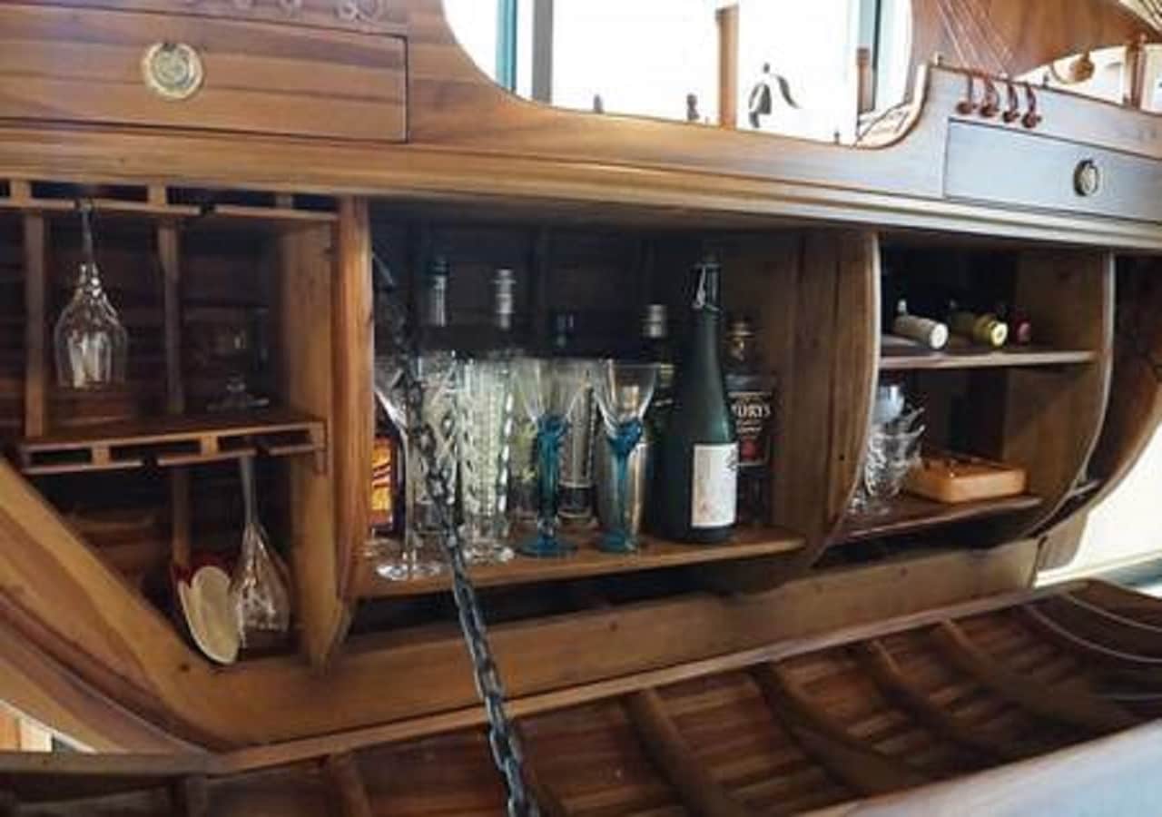 mini bar (sailboat-shaped wine rack)