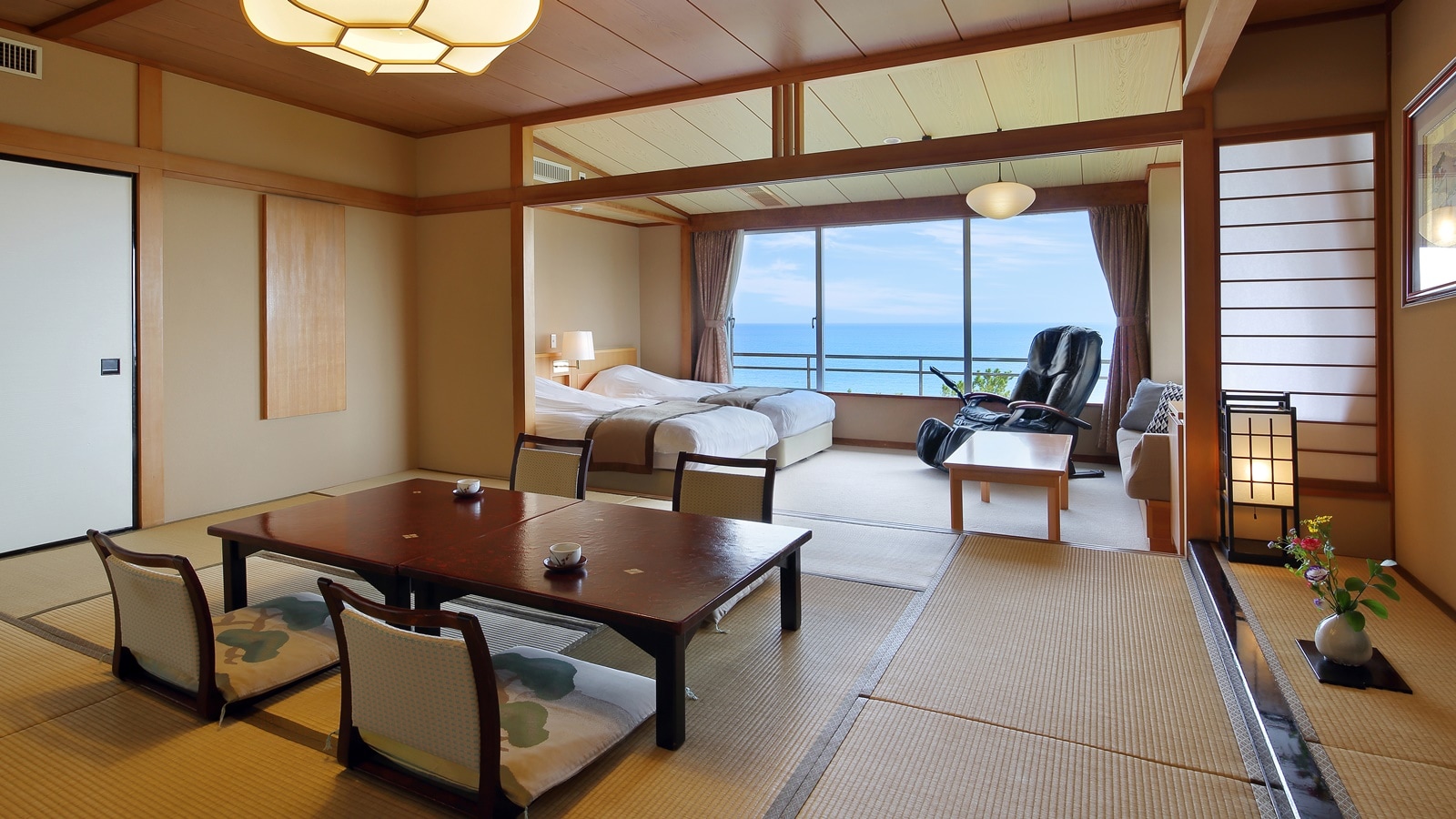 Kamar bergaya Jepang-Barat di sudut (12 tikar tatami + tempat tidur twin + sofa + kamar mandi dalam)