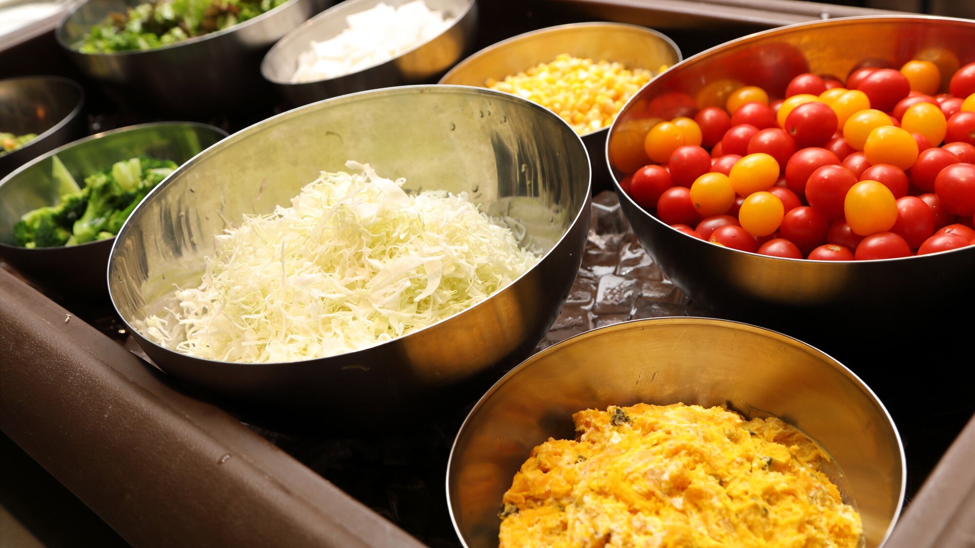 自助早餐示例：五颜六色的新鲜蔬菜。用调料和浇头制作自己的沙拉★